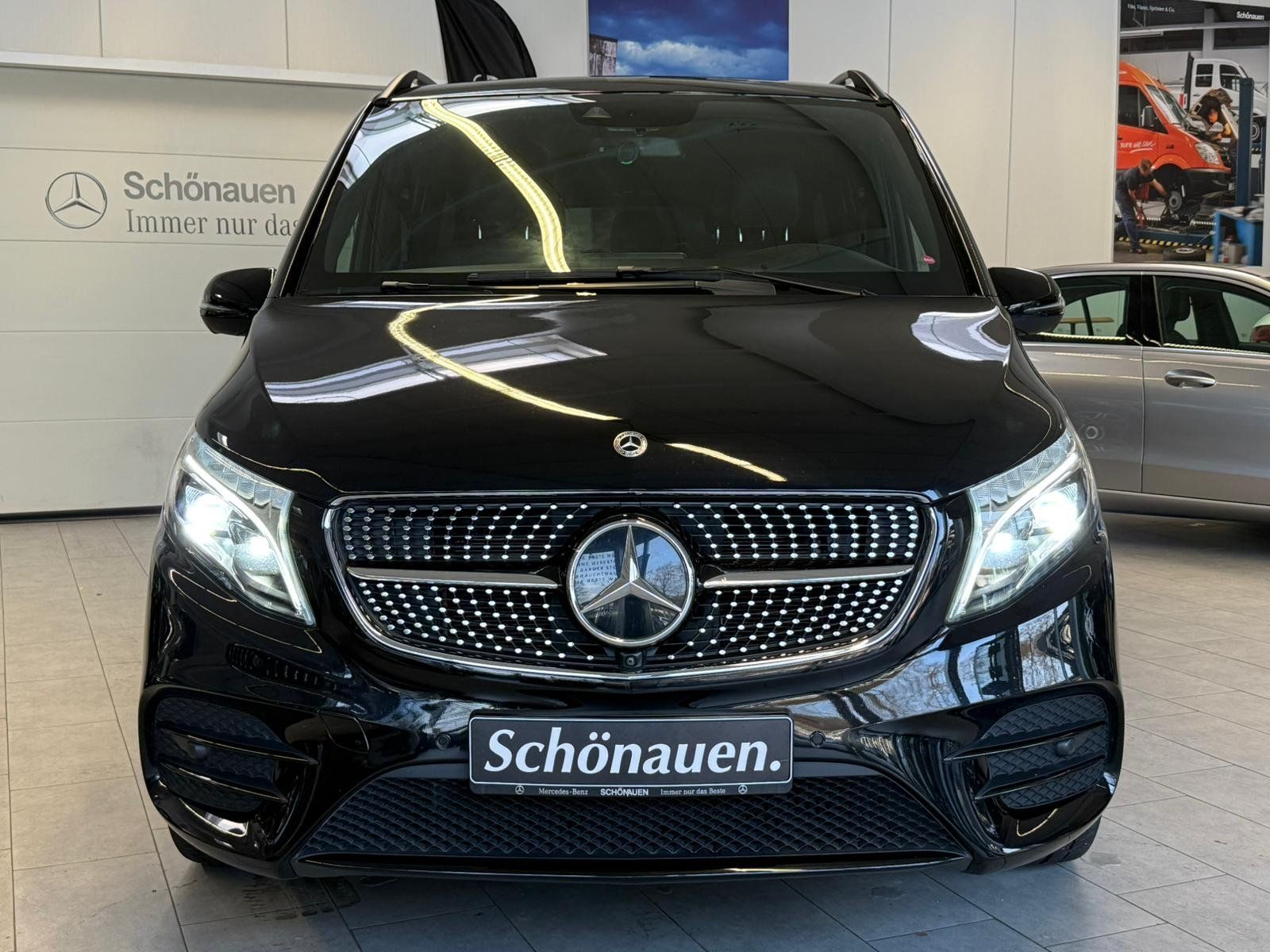 Fahrzeugabbildung Mercedes-Benz V 300d 4M Lang AMG+NAPPA+AIRMATIC+STDHZ+PANO+AHK