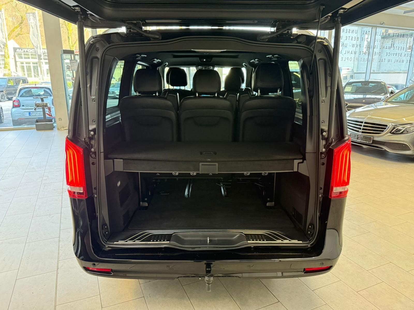 Fahrzeugabbildung Mercedes-Benz V 300d 4M Lang AMG+NAPPA+AIRMATIC+STDHZ+PANO+AHK