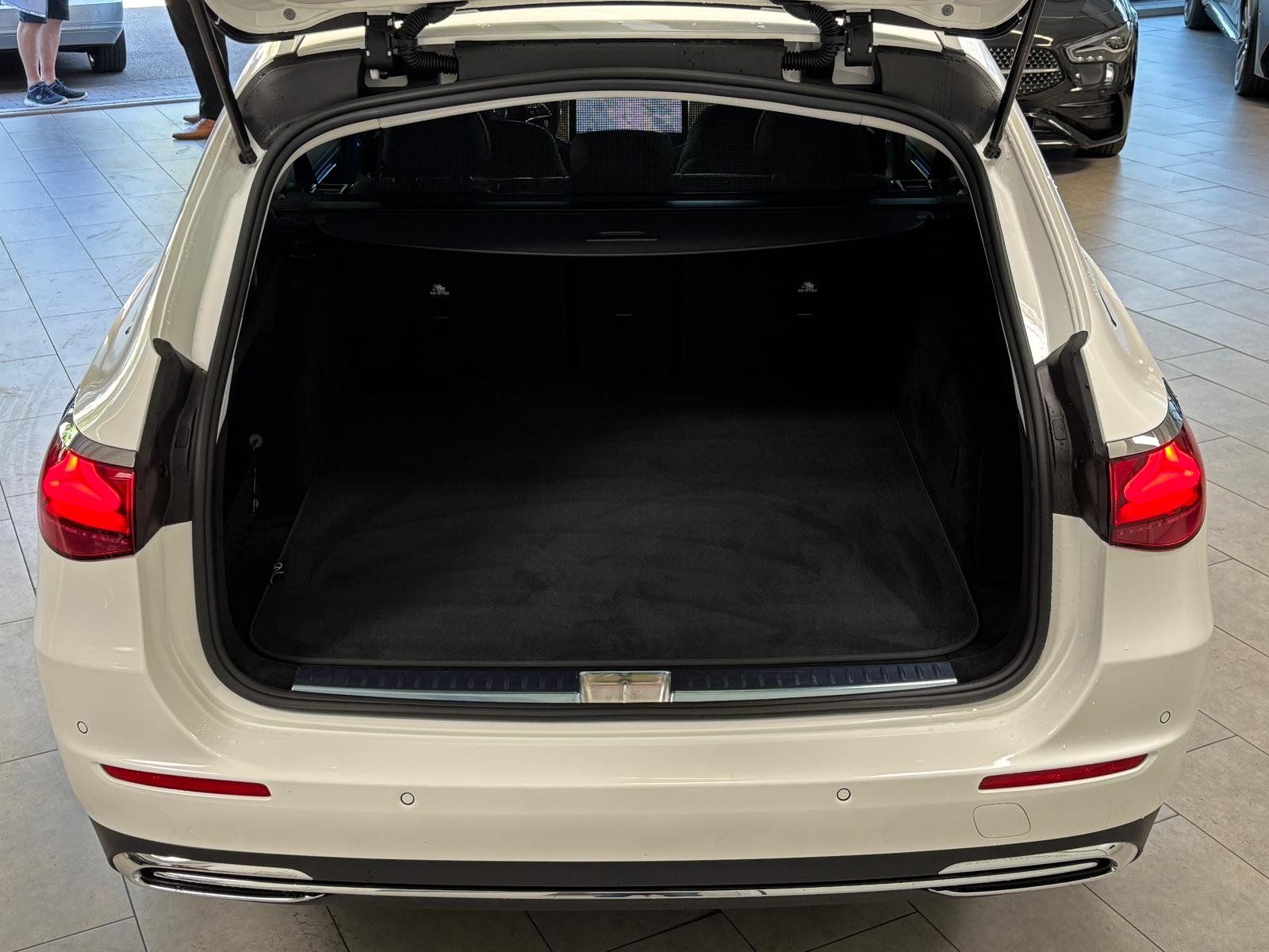 Fahrzeugabbildung Mercedes-Benz E 220 d T AVANTGARDE ADVPLUS+STDHZ+HUD+FAP+