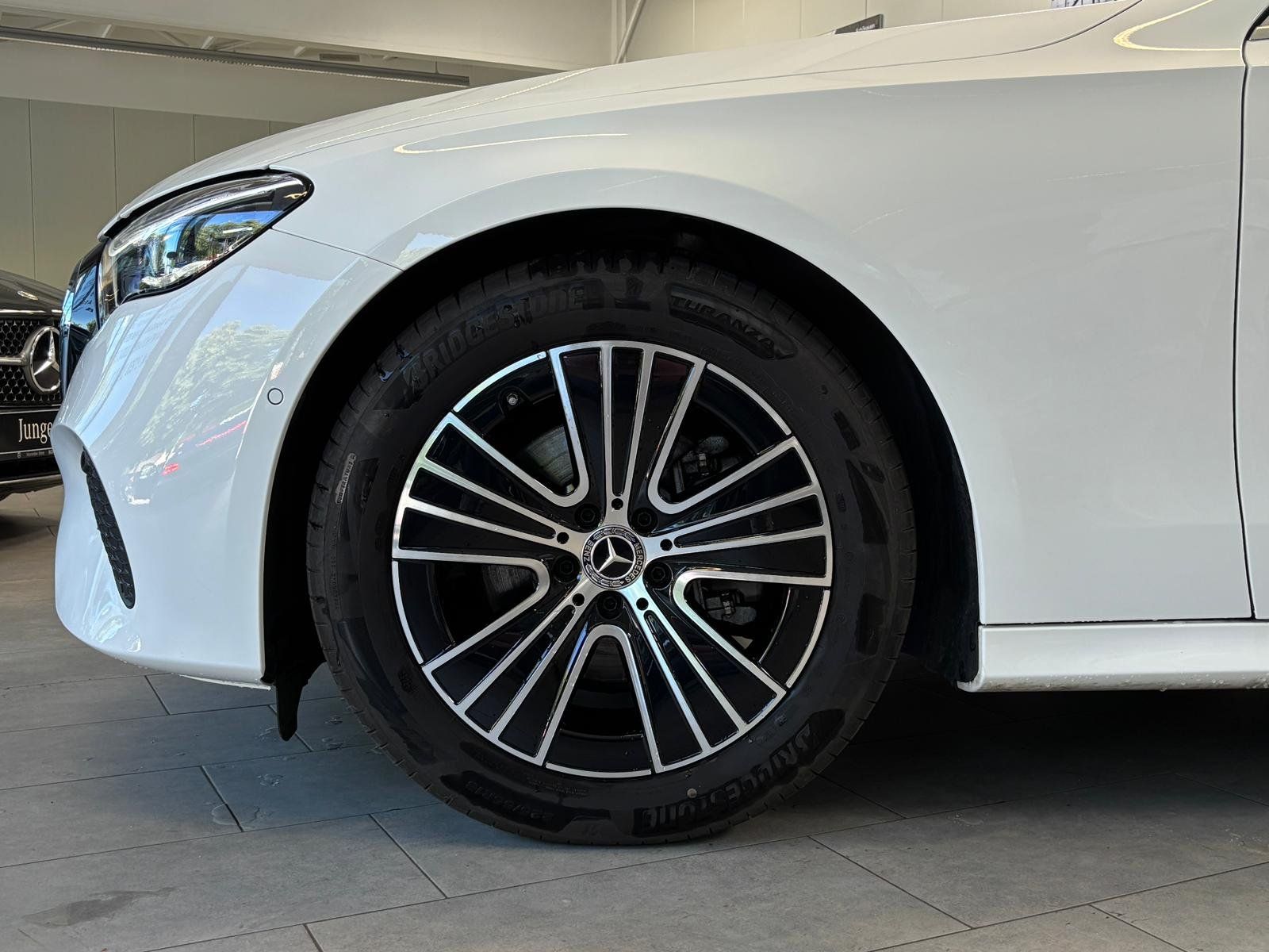 Fahrzeugabbildung Mercedes-Benz E 220 d T AVANTGARDE ADVPLUS+STDHZ+HUD+FAP+