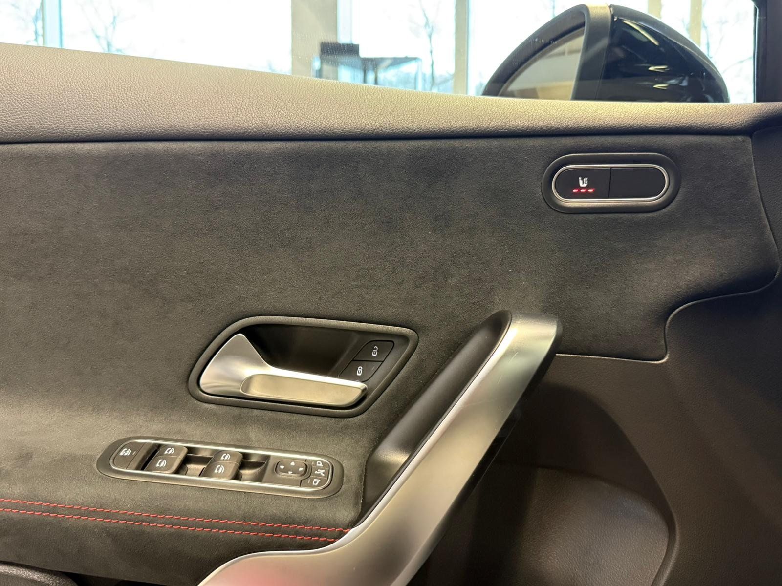 Fahrzeugabbildung Mercedes-Benz A 200 AMG+PANO+DISTR+AHK+MBEAM+NIGHT+360°+TOTW.