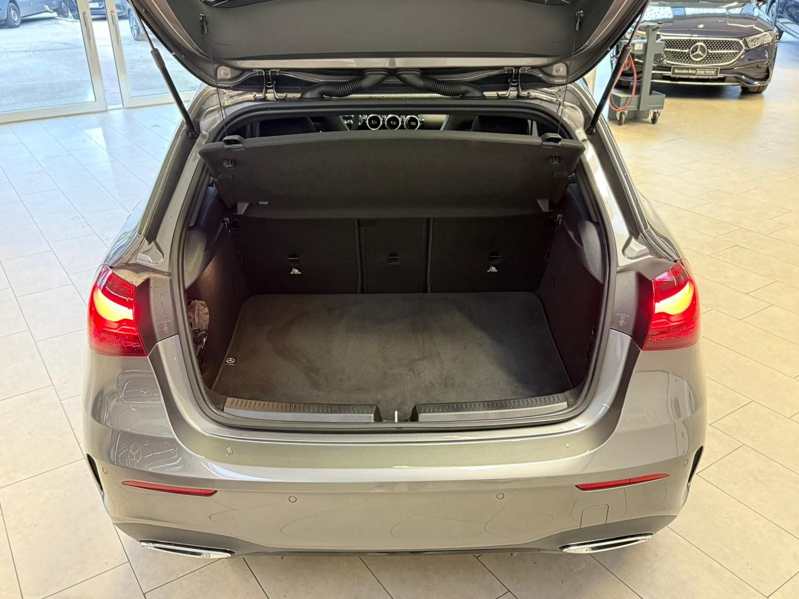 Fahrzeugabbildung Mercedes-Benz A 200 AMG+PANO+DISTR+AHK+MBEAM+NIGHT+360°+TOTW.