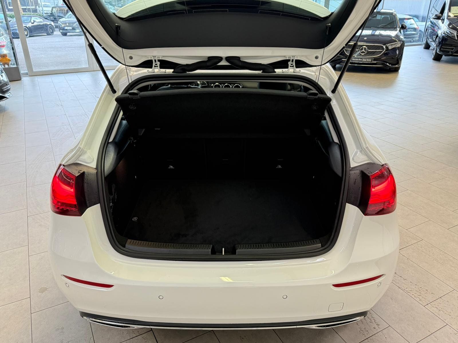 Fahrzeugabbildung Mercedes-Benz A 200 Progressive DISTR+MBEAM+AHK+360°+TOTW+DAB