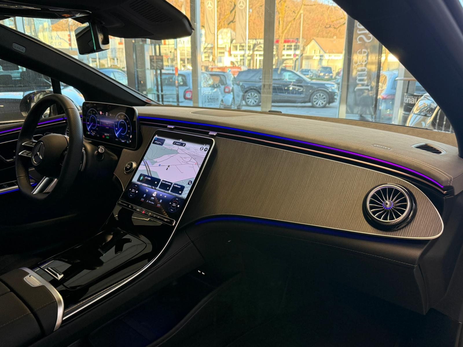 Fahrzeugabbildung Mercedes-Benz EQE 300 AMG+AIRMATIC+DISTR+BURM+AHK+MEMORY+360°