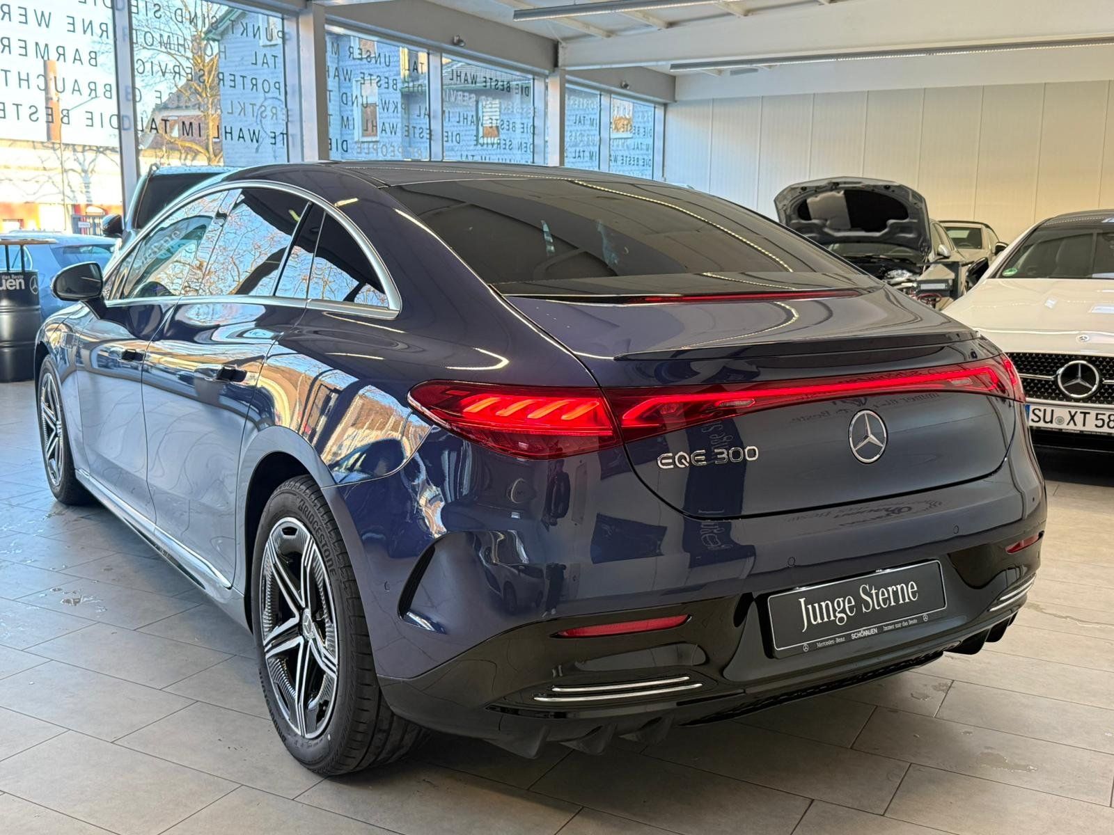 Fahrzeugabbildung Mercedes-Benz EQE 300 AMG+AIRMATIC+DISTR+BURM+AHK+MEMORY+360°