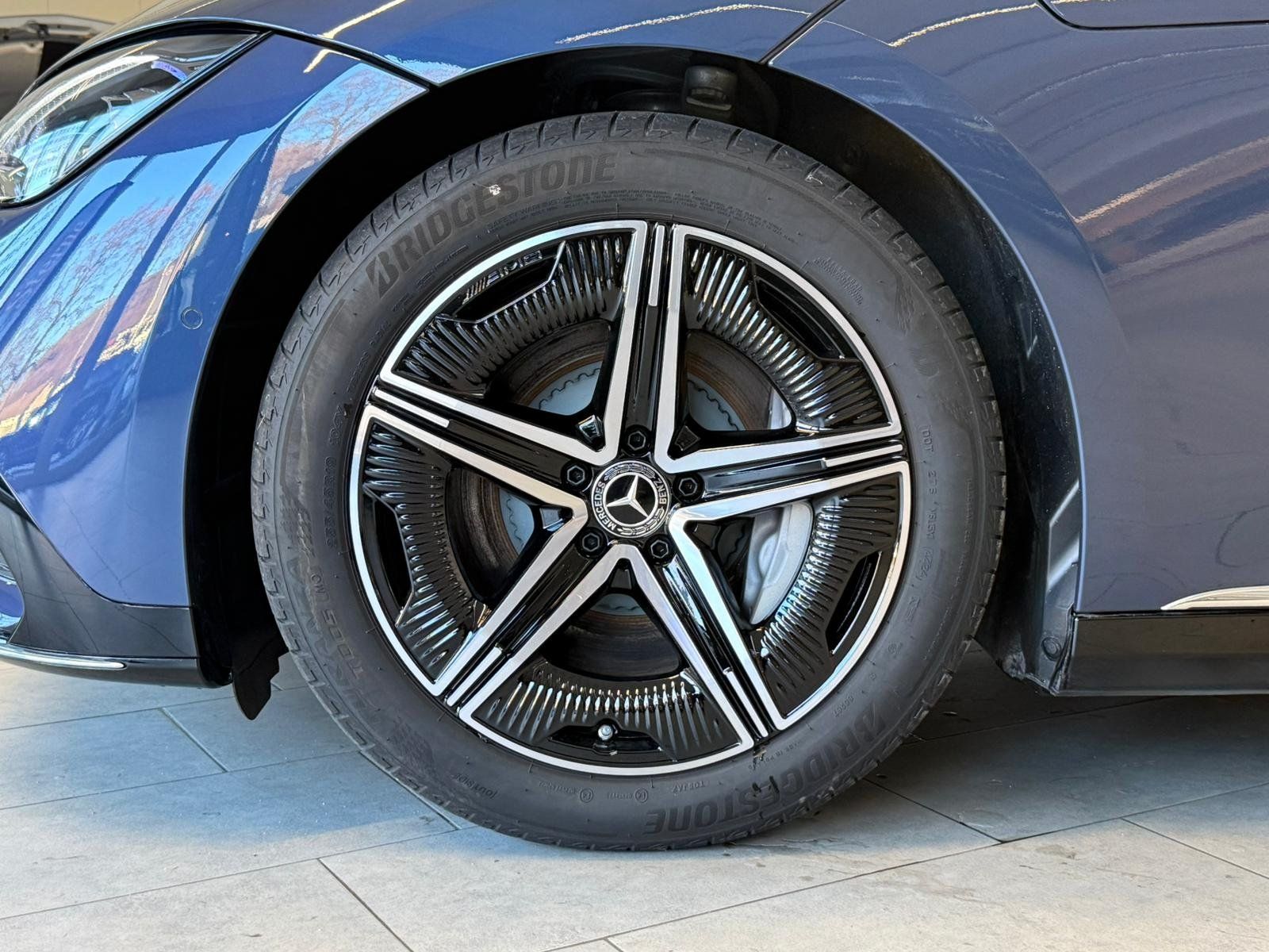 Fahrzeugabbildung Mercedes-Benz EQE 300 AMG+AIRMATIC+DISTR+BURM+AHK+MEMORY+360°