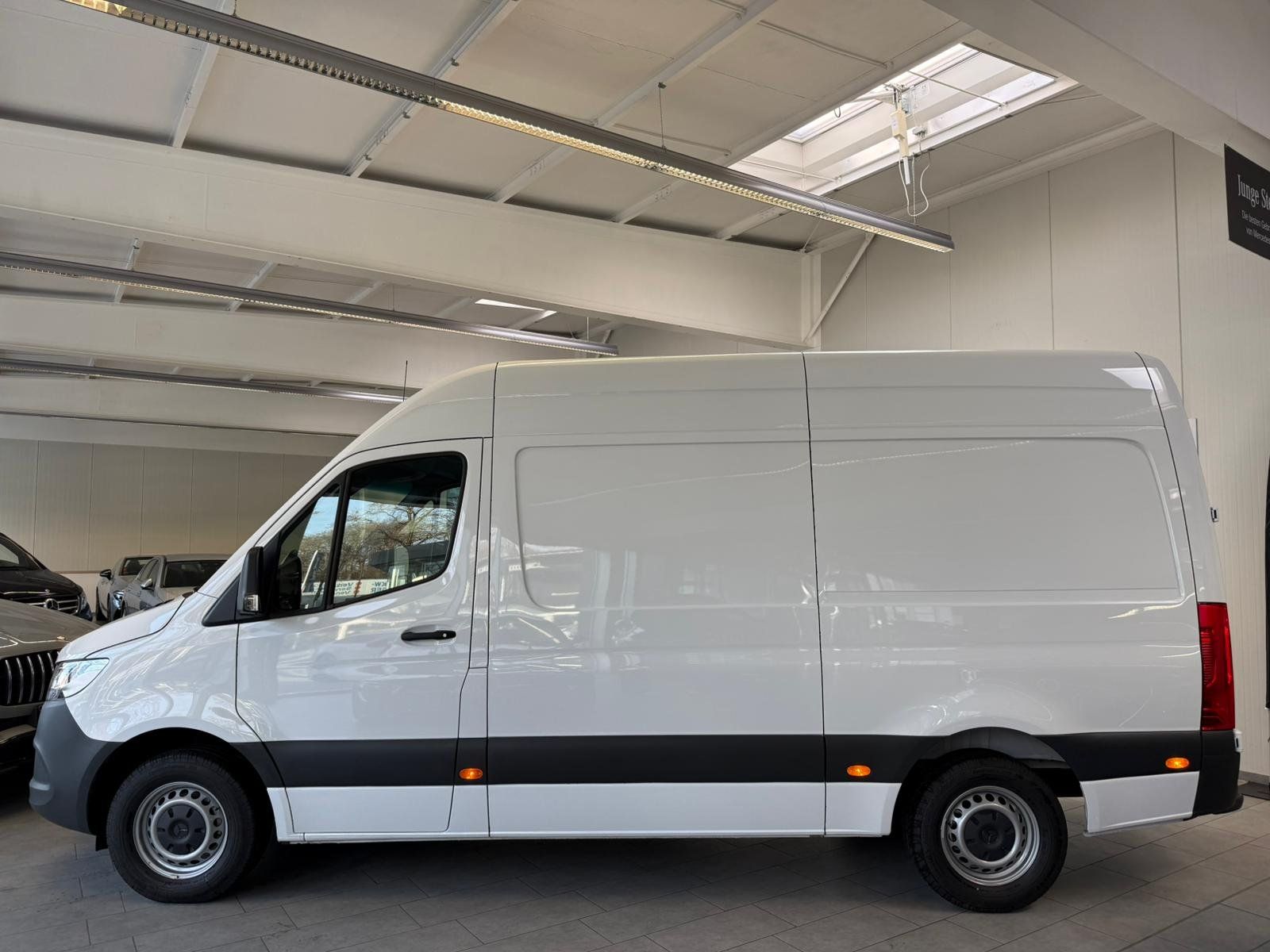 Fahrzeugabbildung Mercedes-Benz Sprinter 311 KA Hoch Standard+L2H2 +RWD+MBUX