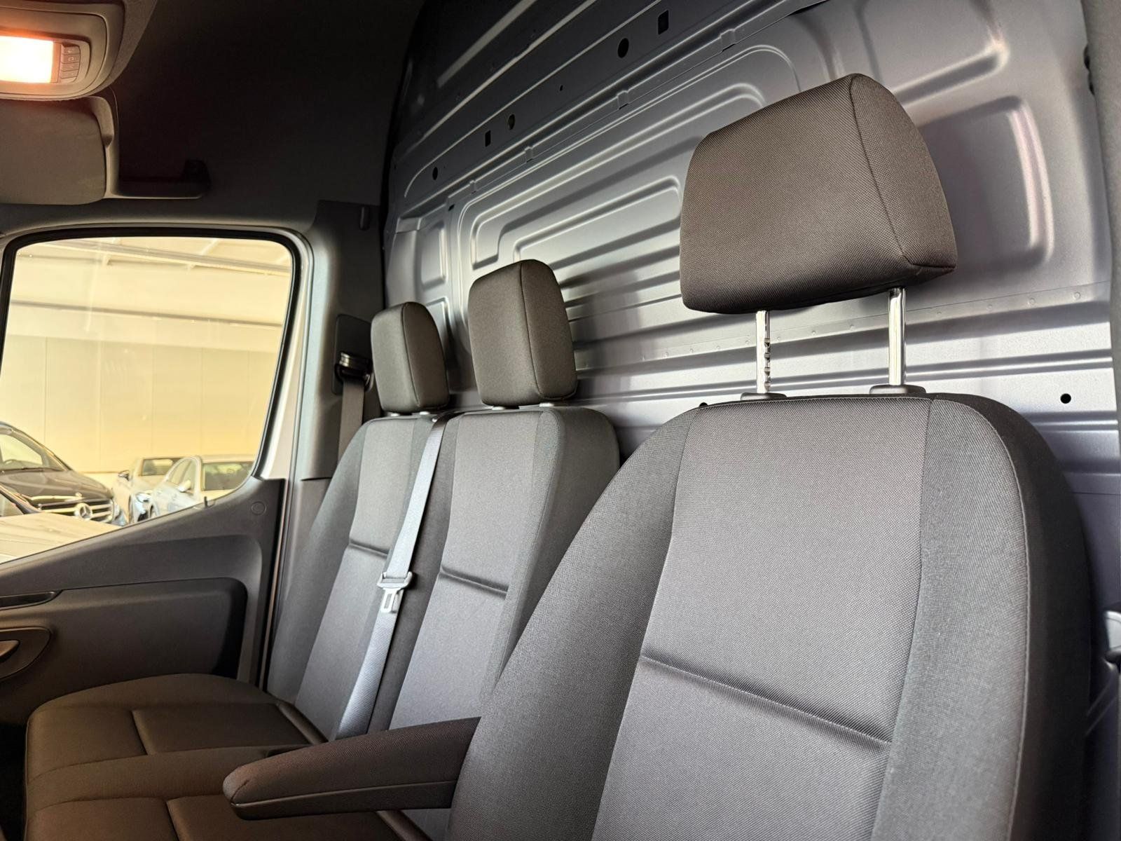 Fahrzeugabbildung Mercedes-Benz Sprinter 311 KA Hoch Standard+L2H2 +RWD+MBUX