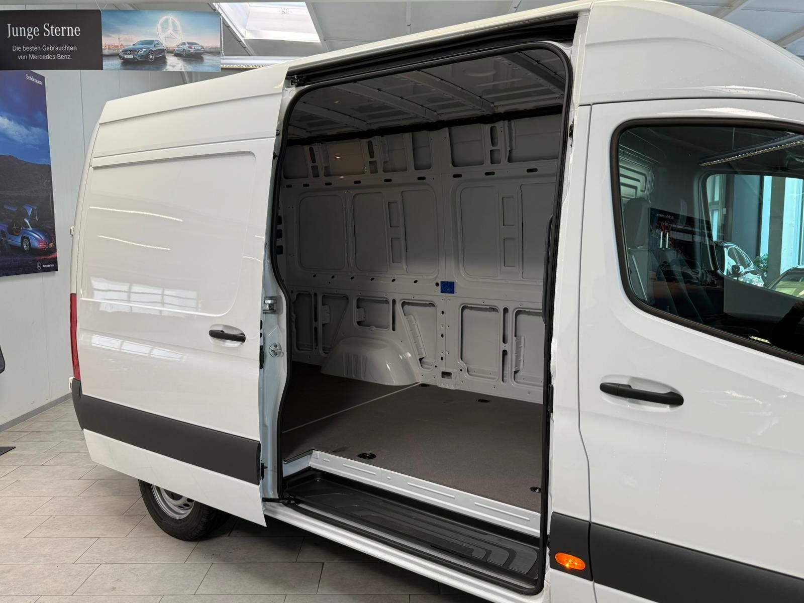 Fahrzeugabbildung Mercedes-Benz Sprinter 311 KA Hoch Standard+L2H2 +RWD+MBUX