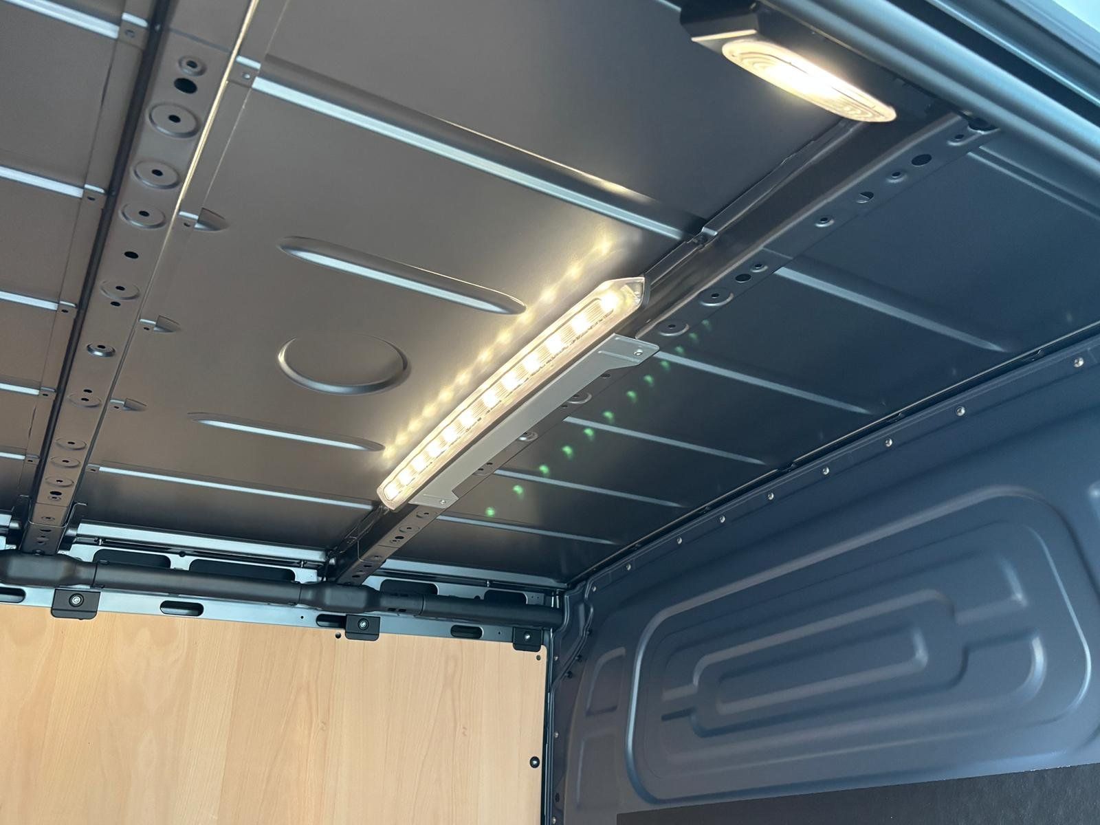 Fahrzeugabbildung Mercedes-Benz Sprinter 315 CDI KA Standard AHK 3,5t+HOLZ+KLIMA
