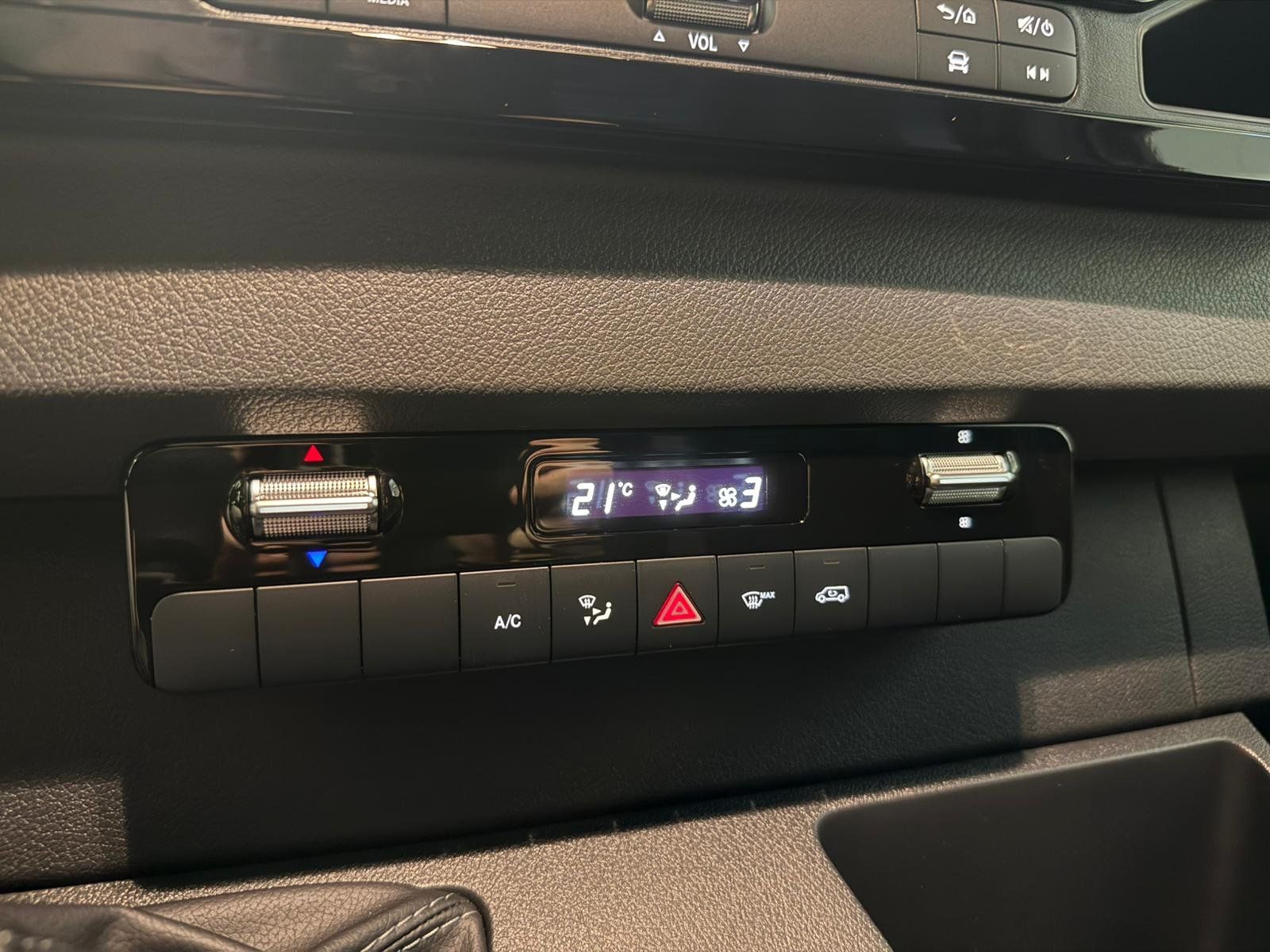 Fahrzeugabbildung Mercedes-Benz Sprinter 315 CDI KA Standard AHK 3,5t+HOLZ+KLIMA