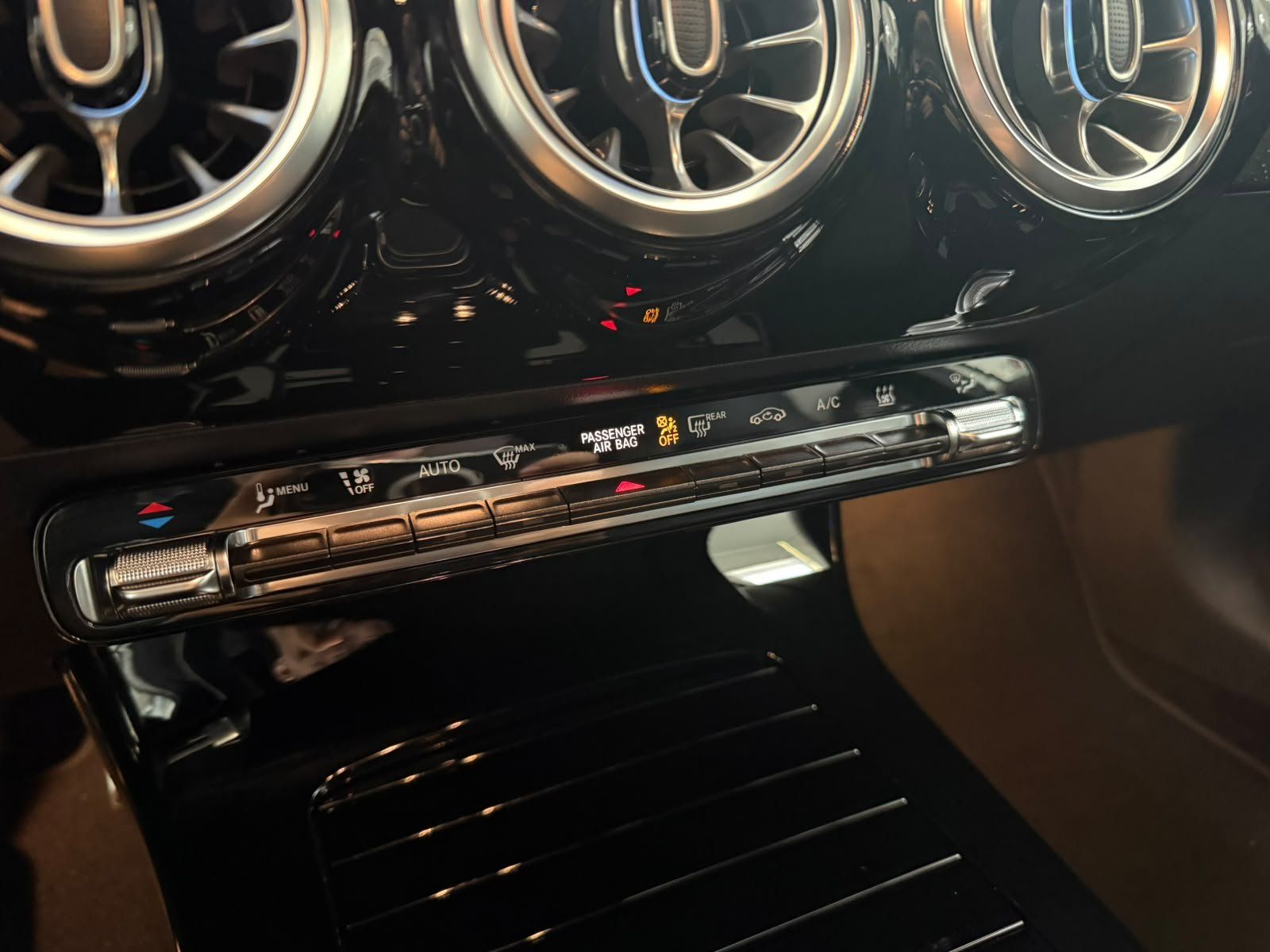 Fahrzeugabbildung Mercedes-Benz A 250e AMG+BURMES+NIGHT+KAMERA+LED+KEYLESS+DAB