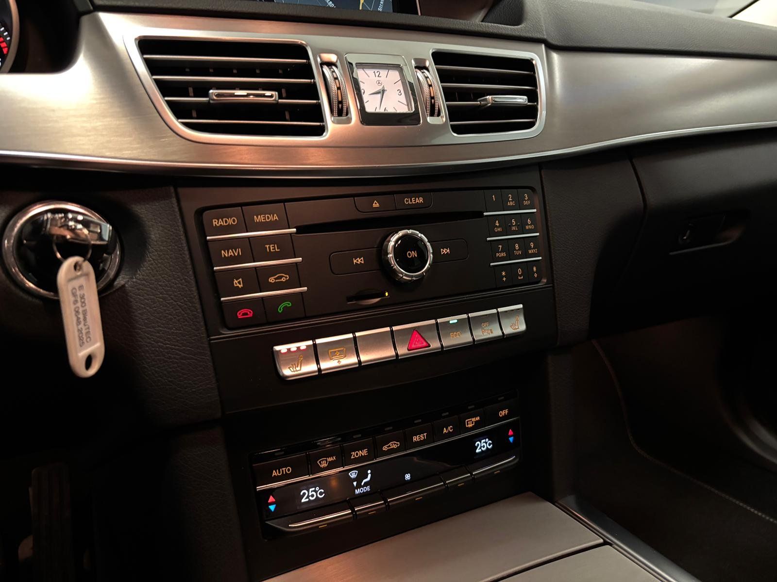 Fahrzeugabbildung Mercedes-Benz E 300 CDI COMAND+DISTR.+MEMORY+KAMERA+LED+TOTW.