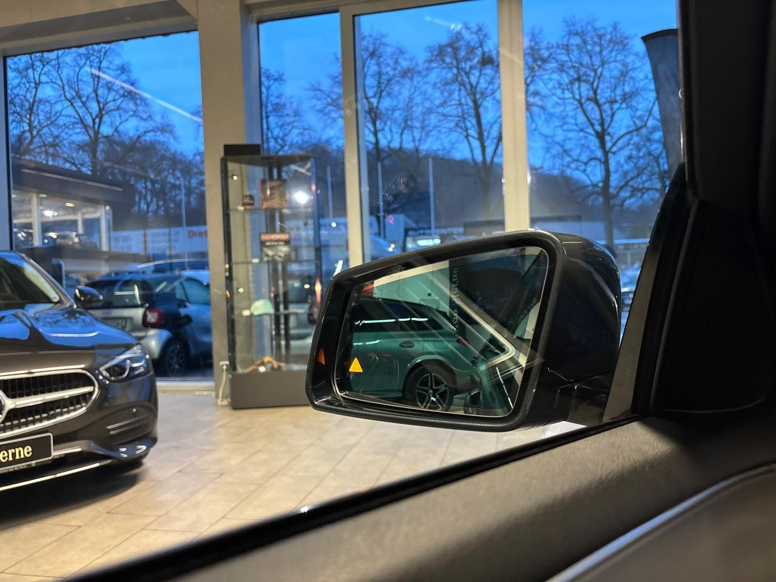 Fahrzeugabbildung Mercedes-Benz E 300 CDI COMAND+DISTR.+MEMORY+KAMERA+LED+TOTW.