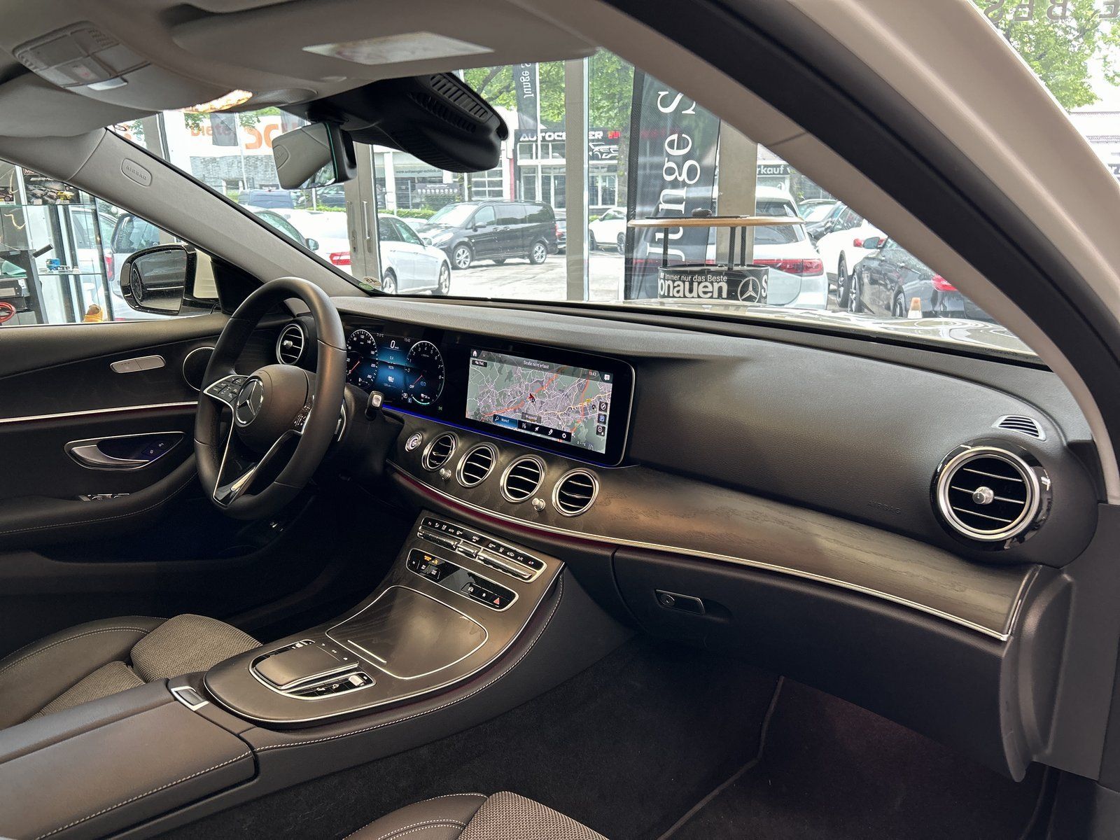 Fahrzeugabbildung Mercedes-Benz E 300e T PANO+AHK+KAMERA+LED+CARPLAY+DAB+EASYPK