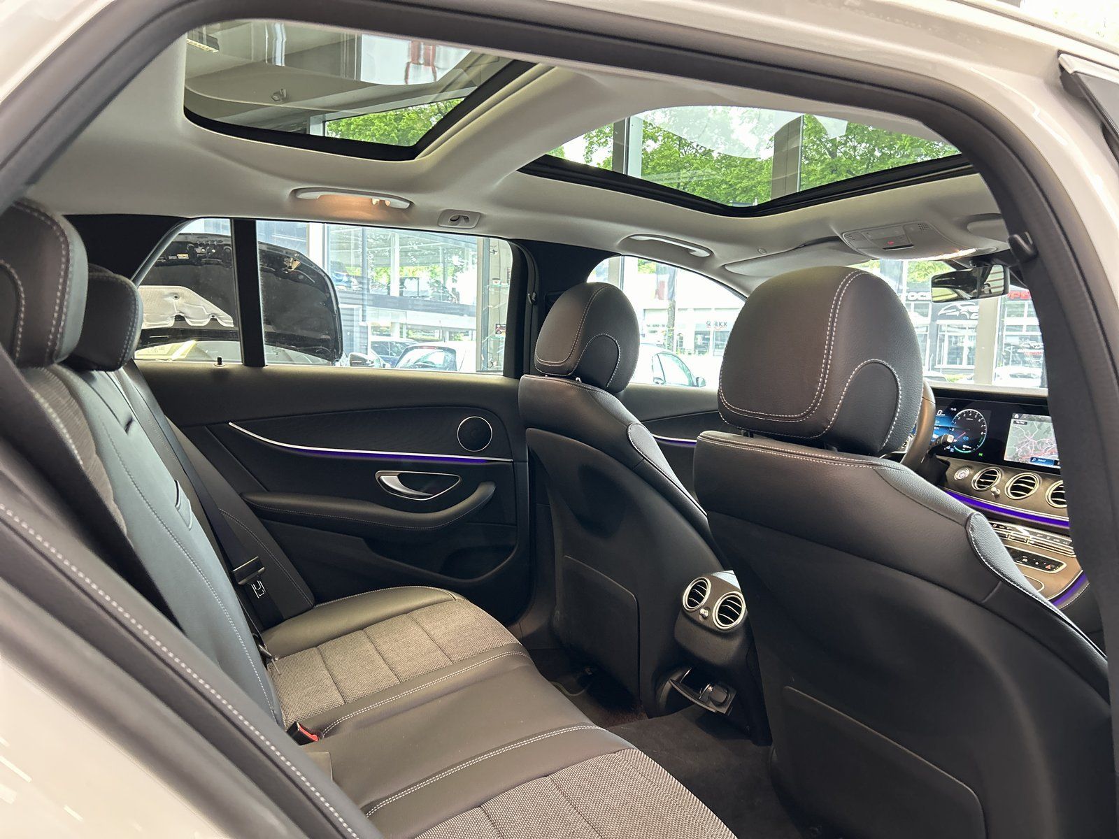 Fahrzeugabbildung Mercedes-Benz E 300e T PANO+AHK+KAMERA+LED+CARPLAY+DAB+EASYPK