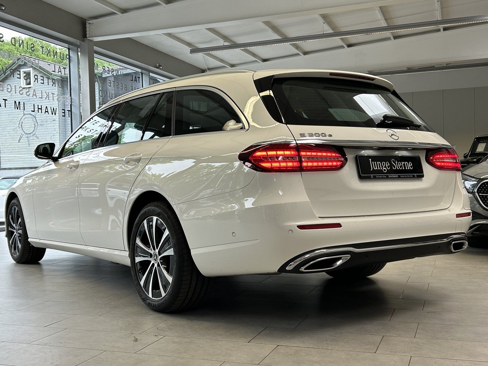 Fahrzeugabbildung Mercedes-Benz E 300e T PANO+AHK+KAMERA+LED+CARPLAY+DAB+EASYPK