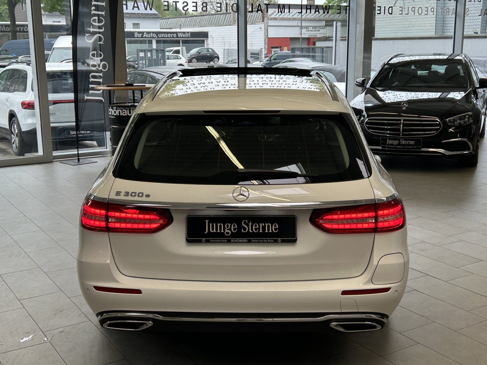 Fahrzeugabbildung Mercedes-Benz E 300e T PANO+AHK+KAMERA+LED+CARPLAY+DAB+EASYPK