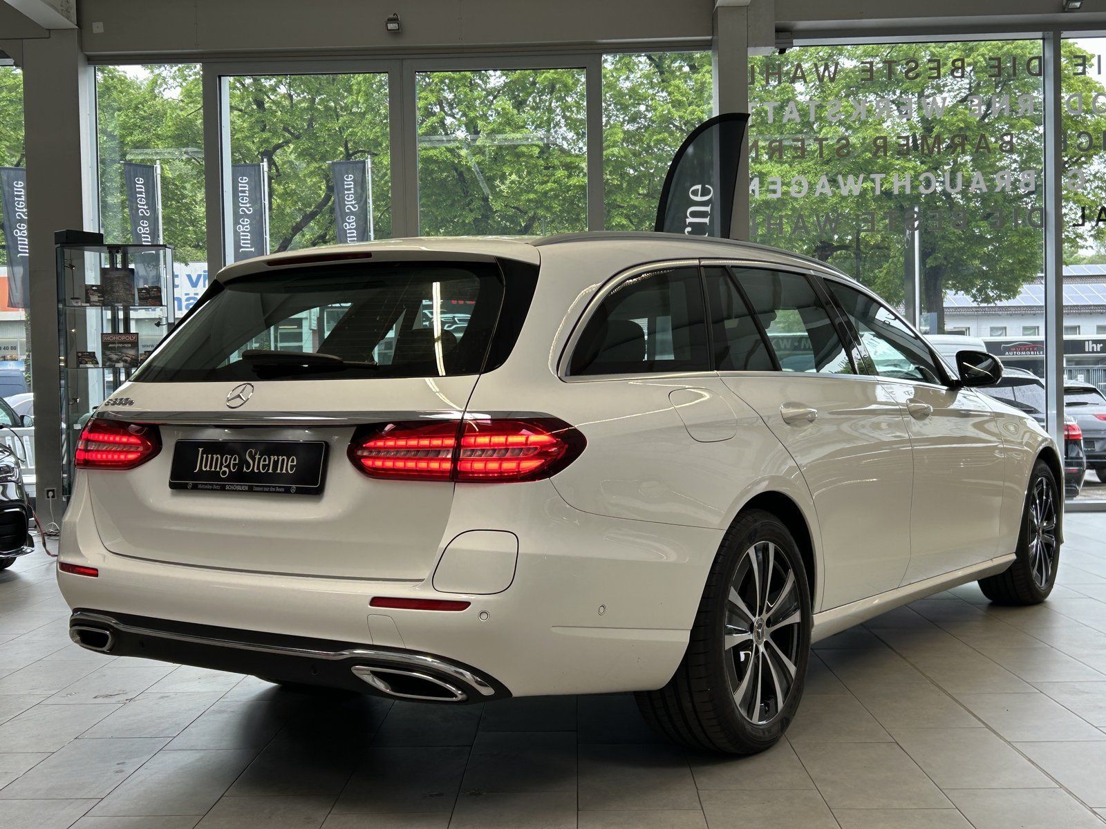 Fahrzeugabbildung Mercedes-Benz E 300e T PANO+AHK+KAMERA+LED+CARPLAY+DAB+EASYPK