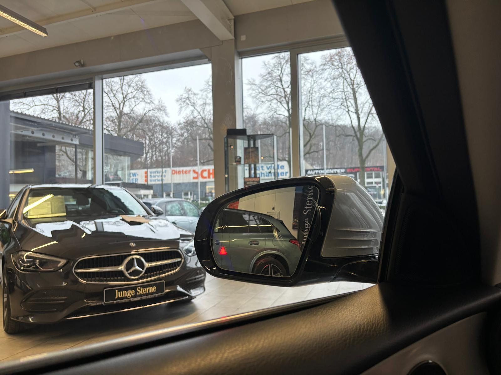 Fahrzeugabbildung Mercedes-Benz E 220 d 4M Exclusive DISTR+KAMERA+LED+CARPLAY