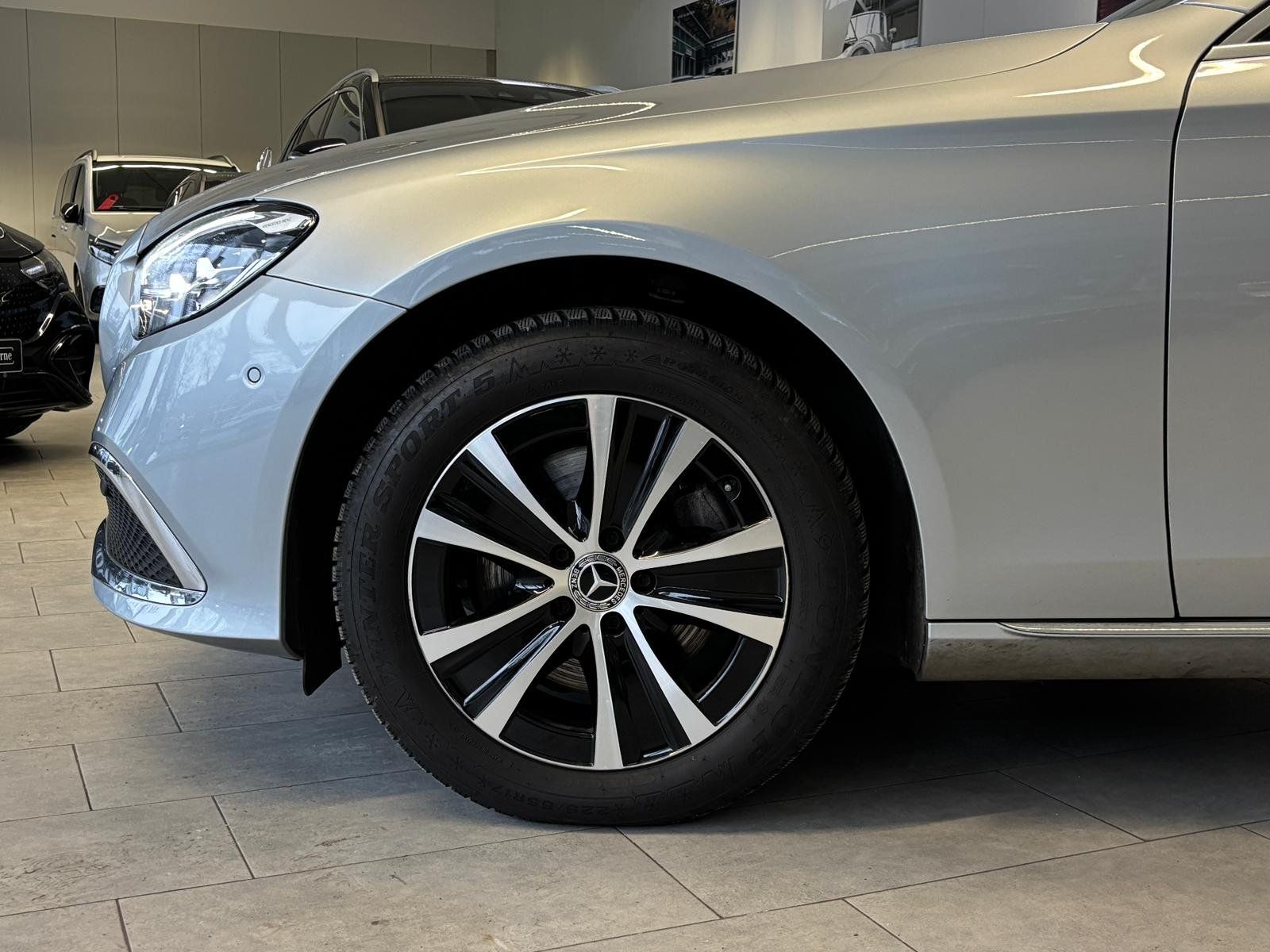 Fahrzeugabbildung Mercedes-Benz E 220 d 4M Exclusive DISTR+KAMERA+LED+CARPLAY