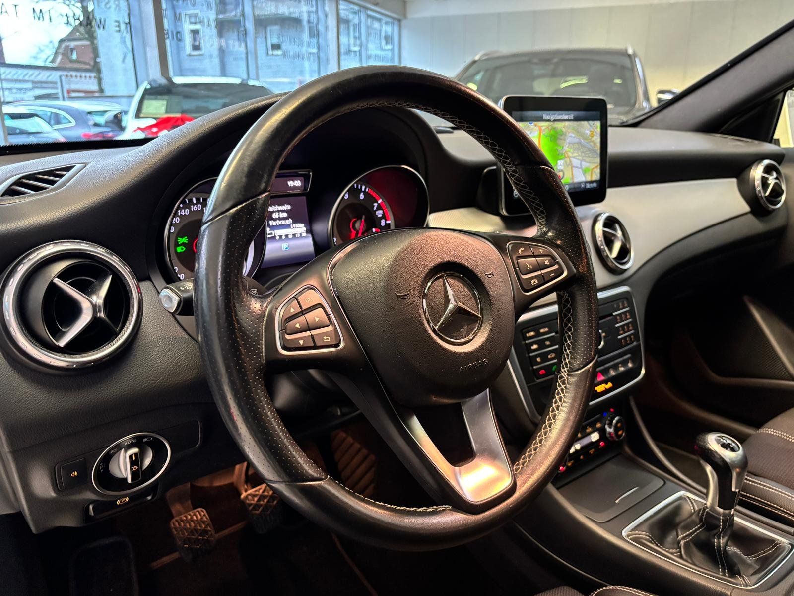 Fahrzeugabbildung Mercedes-Benz GLA 180 Urban PANO+KAMERA+BIXENON+NAVI+THERMO