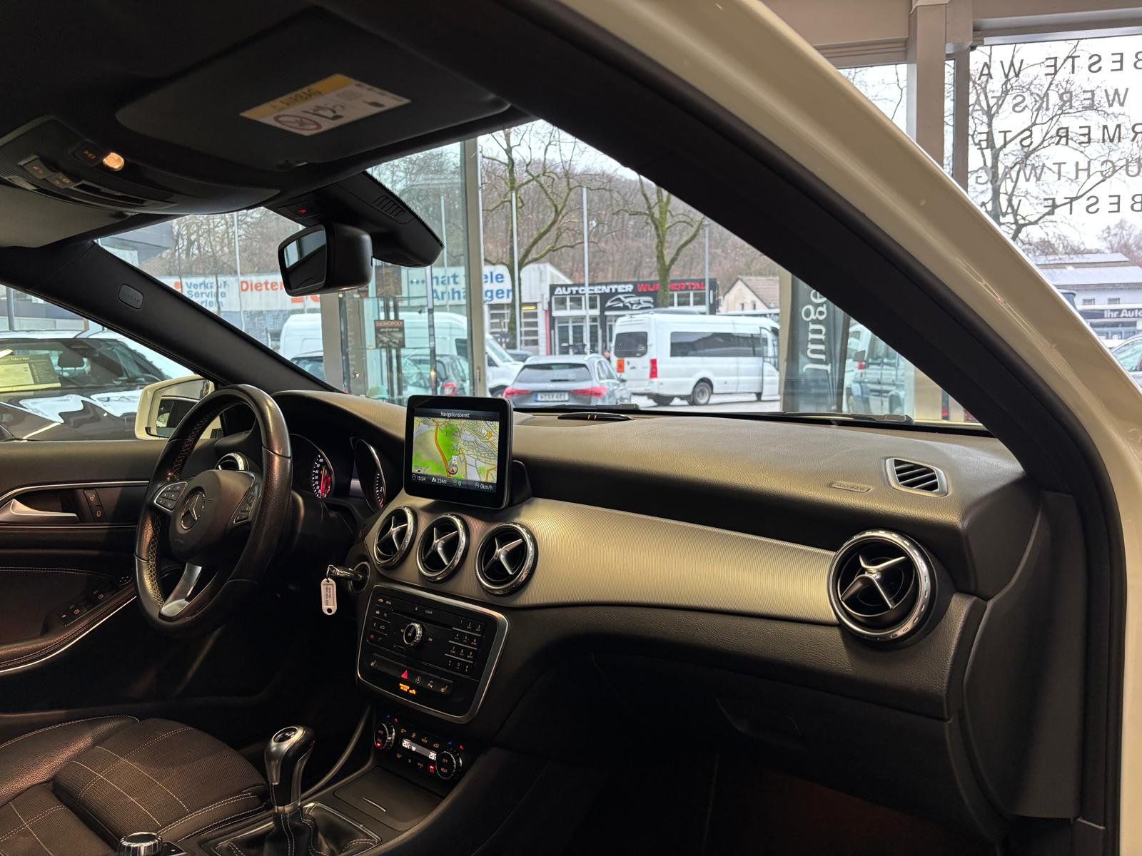 Fahrzeugabbildung Mercedes-Benz GLA 180 Urban PANO+KAMERA+BIXENON+NAVI+THERMO