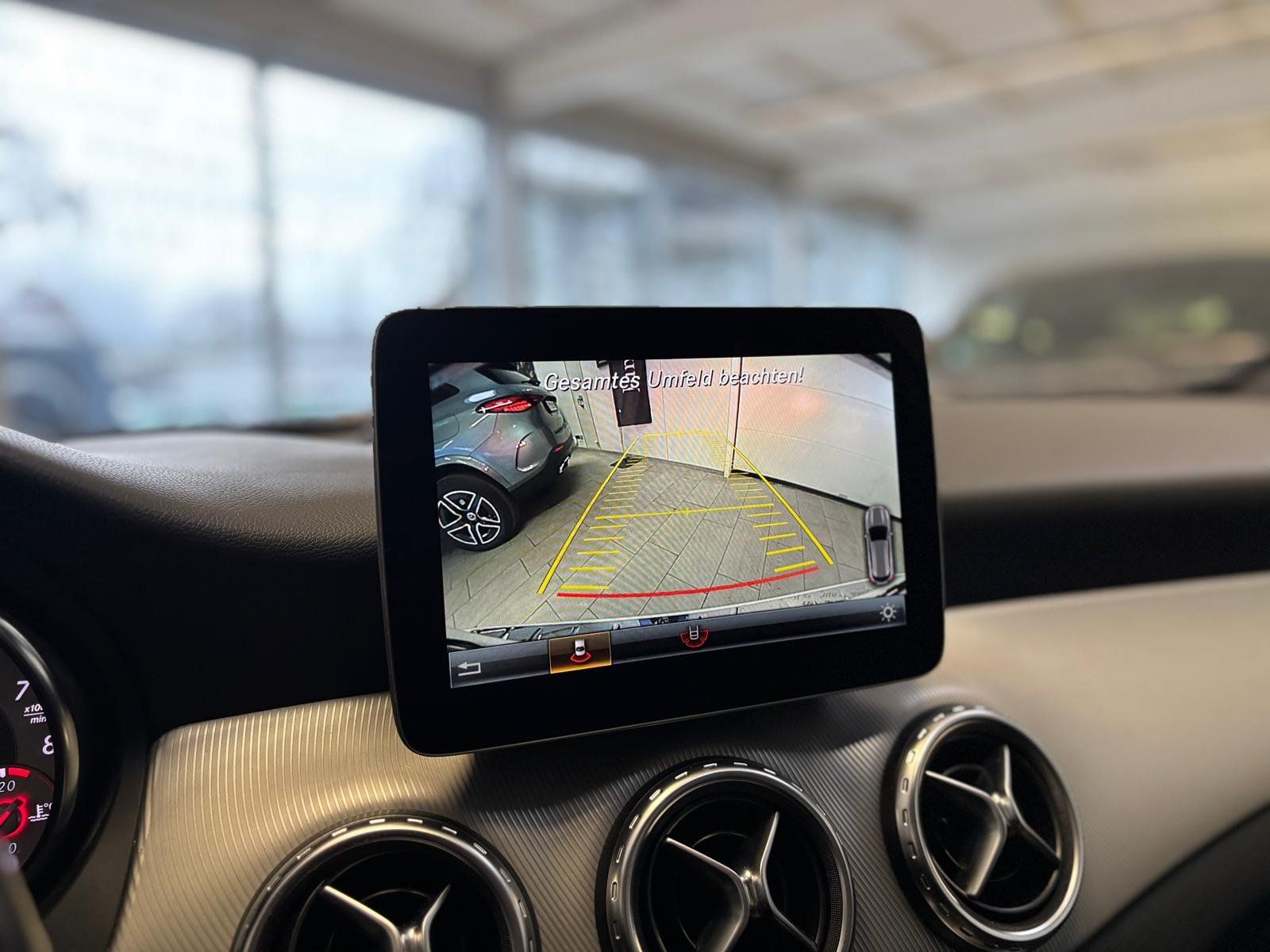 Fahrzeugabbildung Mercedes-Benz GLA 180 Urban PANO+KAMERA+BIXENON+NAVI+THERMO