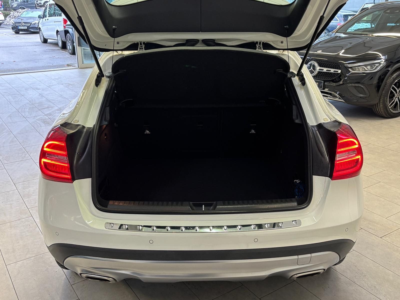 Fahrzeugabbildung Mercedes-Benz GLA 180 Urban PANO+KAMERA+BIXENON+NAVI+THERMO