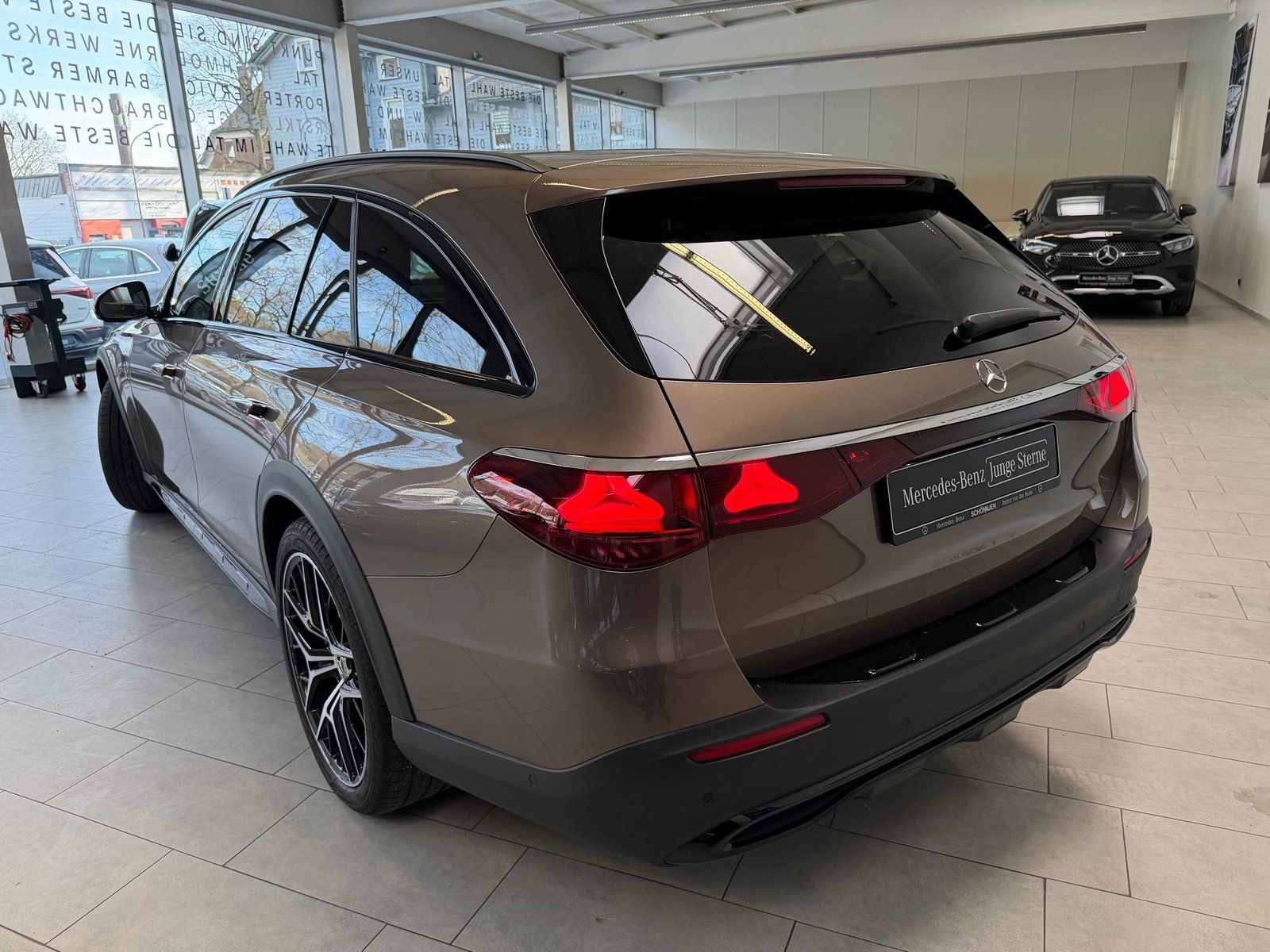 Fahrzeugabbildung Mercedes-Benz E 450d 4M All-Terrain NAPPA+AHK+PANO+HUD+DISTR.