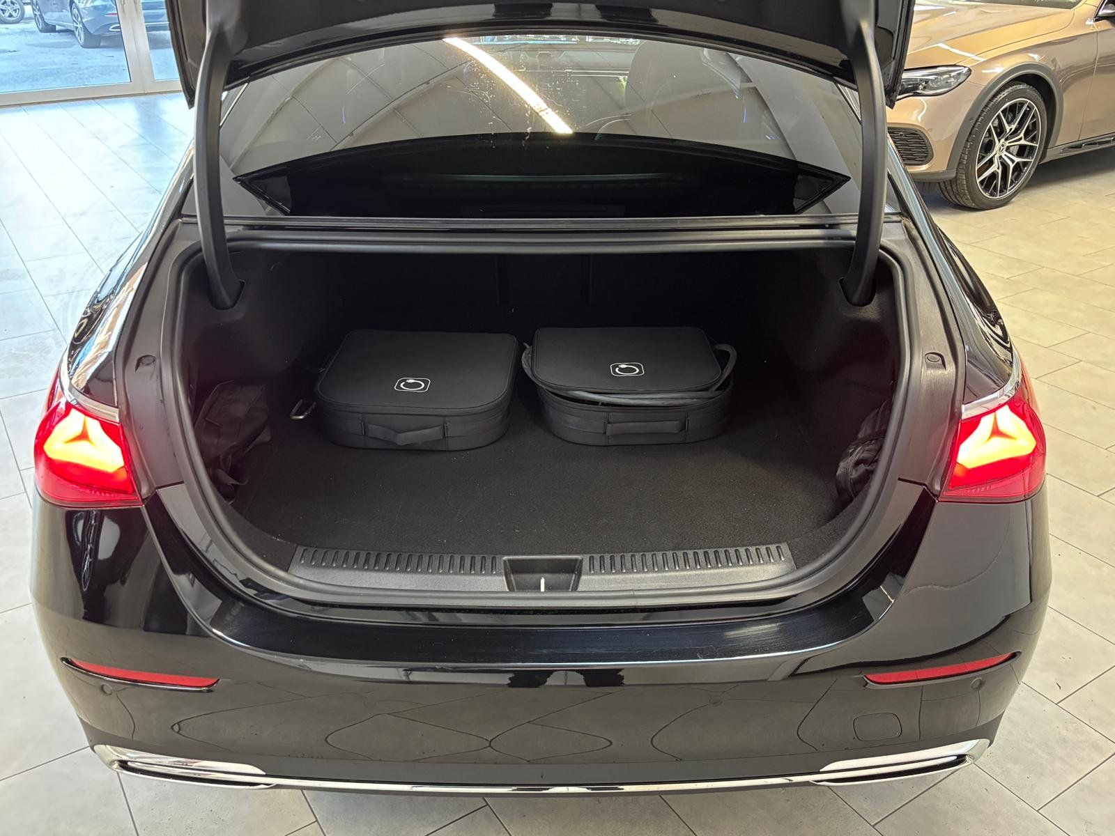 Fahrzeugabbildung Mercedes-Benz E 300de EXCLUSIVE PREMIUM+SUPERSCR.+BURMESTER4D