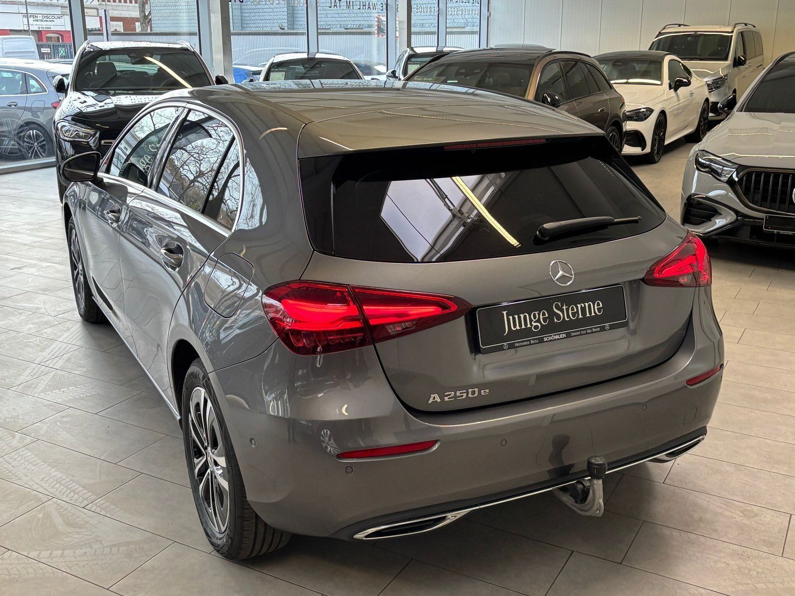 Fahrzeugabbildung Mercedes-Benz A 250 e AHK+AC11KW+PRIVACY+VOLLDIGI+VZ-ASSYST