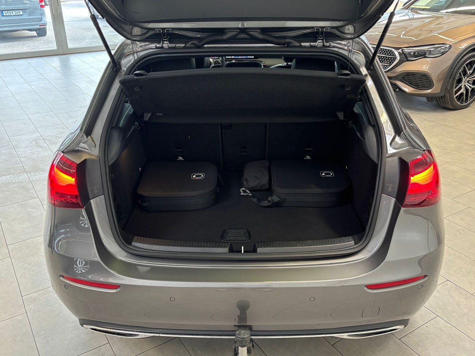 Fahrzeugabbildung Mercedes-Benz A 250 e AHK+AC11KW+PRIVACY+VOLLDIGI+VZ-ASSYST