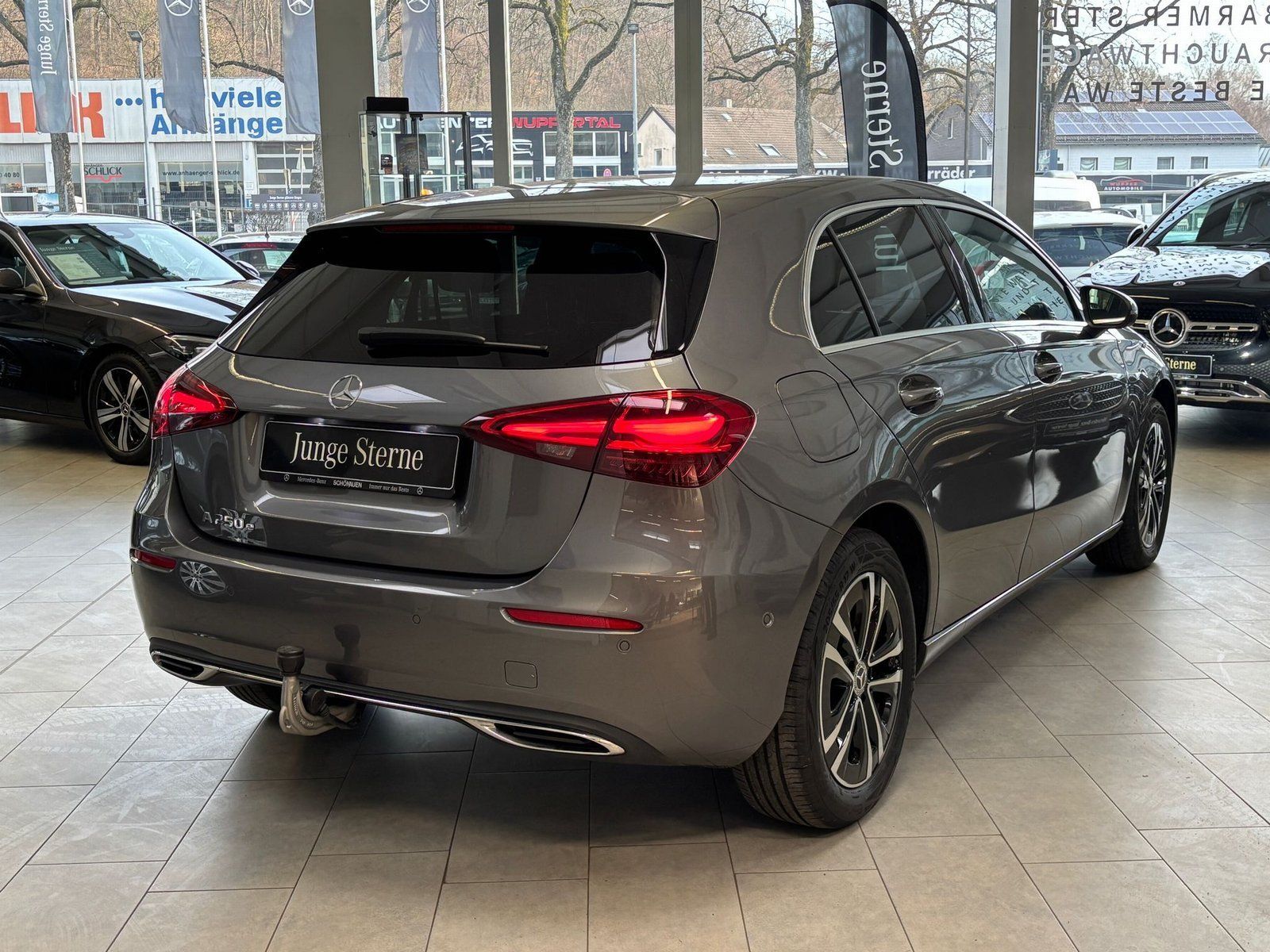 Fahrzeugabbildung Mercedes-Benz A 250 e AHK+AC11KW+PRIVACY+VOLLDIGI+VZ-ASSYST