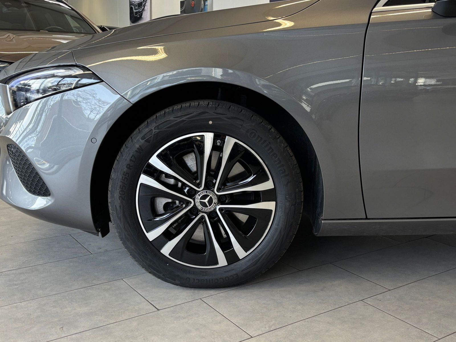 Fahrzeugabbildung Mercedes-Benz A 250 e AHK+AC11KW+PRIVACY+VOLLDIGI+VZ-ASSYST