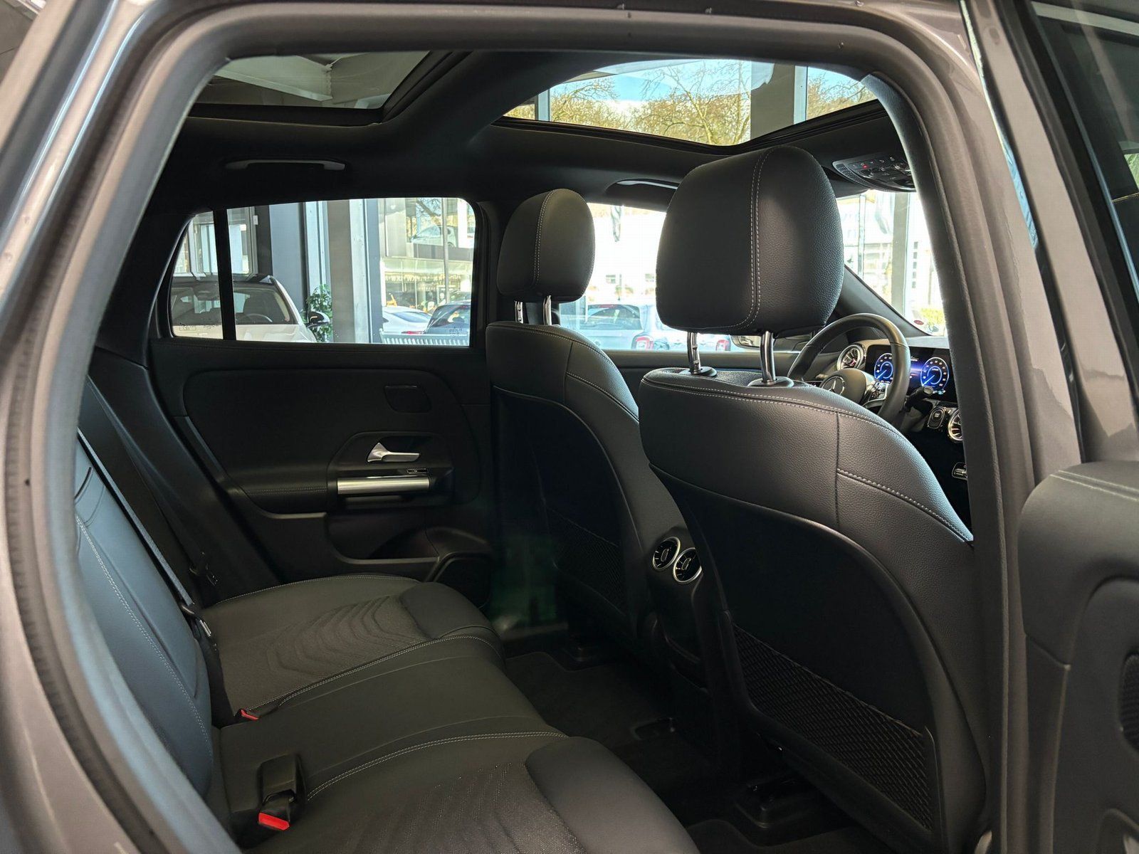 Fahrzeugabbildung Mercedes-Benz EQA 350 4M PROGRESSIVE ADVPLUS+PANO+AHK+SIDEBAGS