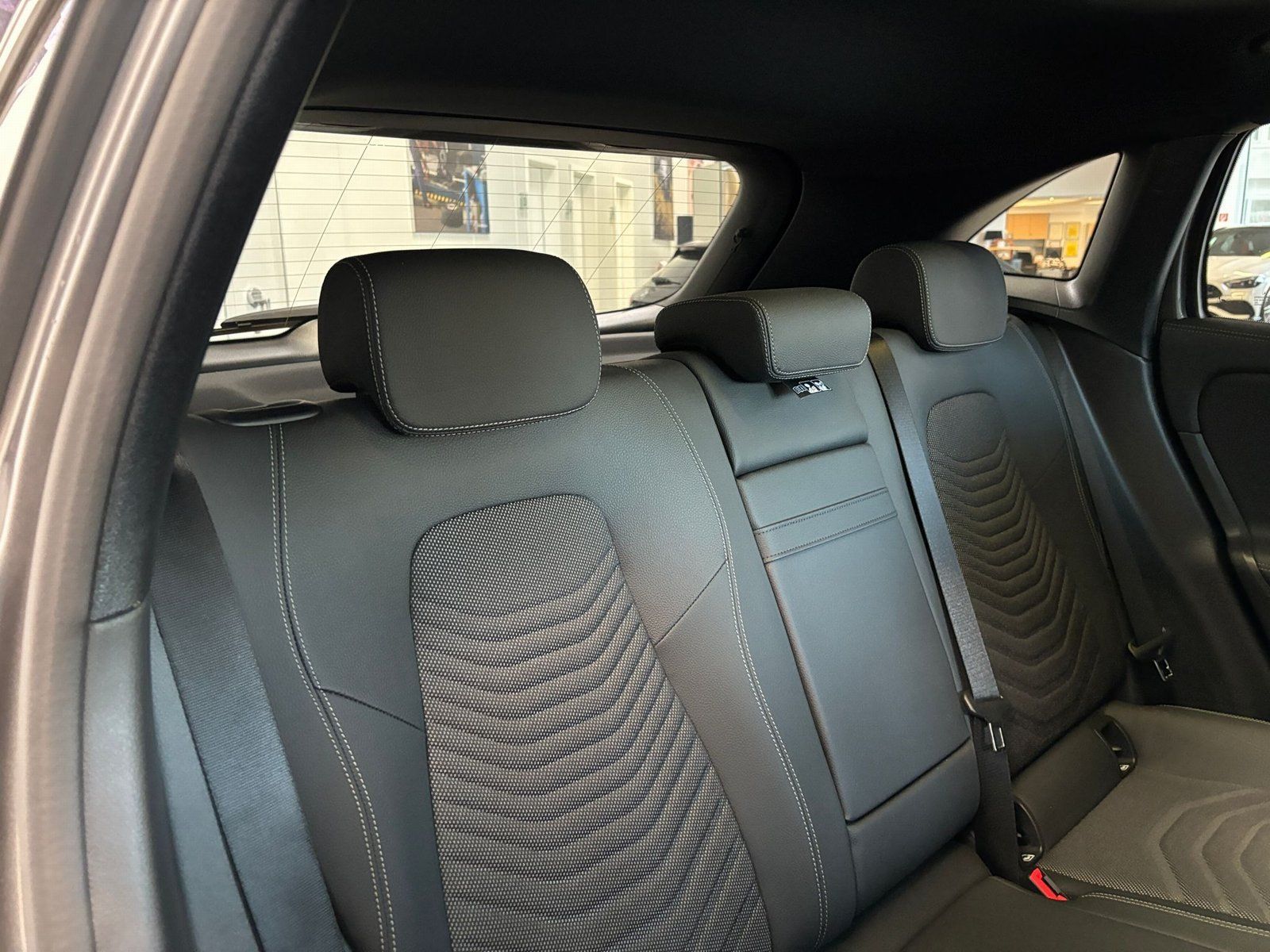 Fahrzeugabbildung Mercedes-Benz EQA 350 4M PROGRESSIVE ADVPLUS+PANO+AHK+SIDEBAGS