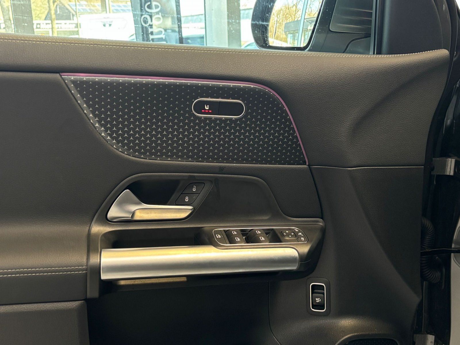 Fahrzeugabbildung Mercedes-Benz EQA 350 4M PROGRESSIVE ADVPLUS+PANO+AHK+SIDEBAGS