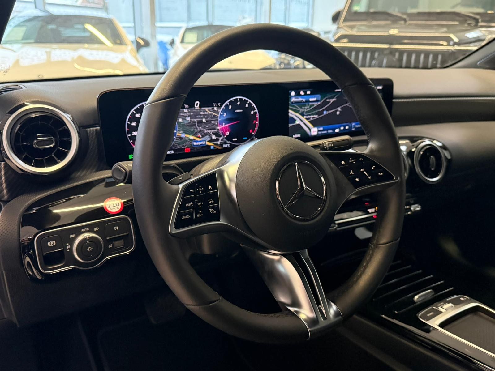 Fahrzeugabbildung Mercedes-Benz A 180 PROGRESSIVE ADV. VOLLDIGI+CARPLAY+VZ-ASSI