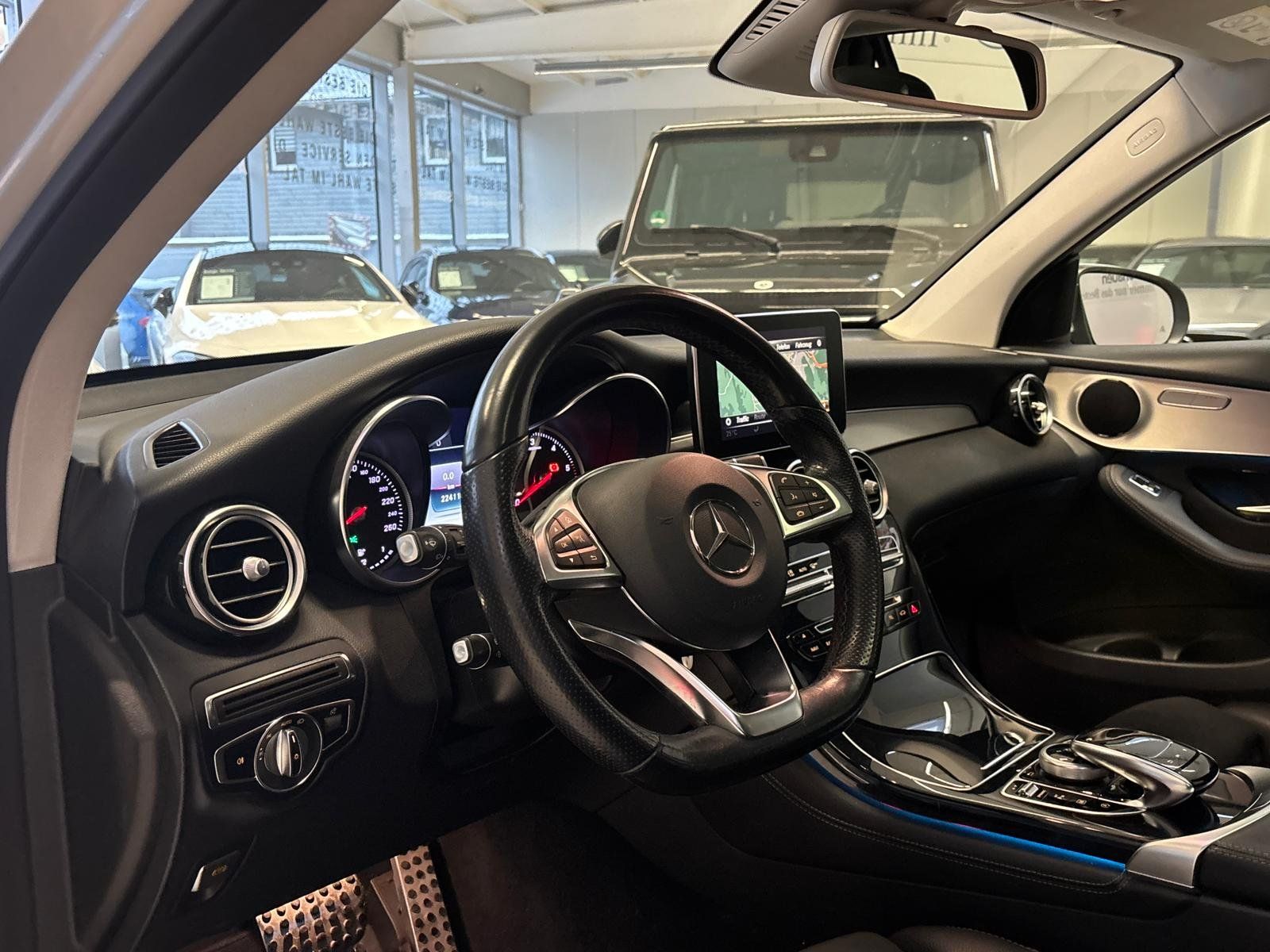 Fahrzeugabbildung Mercedes-Benz GLC 220d 4M COMAND+PANO+LED+AHK+AMG INT.+EASYPAC