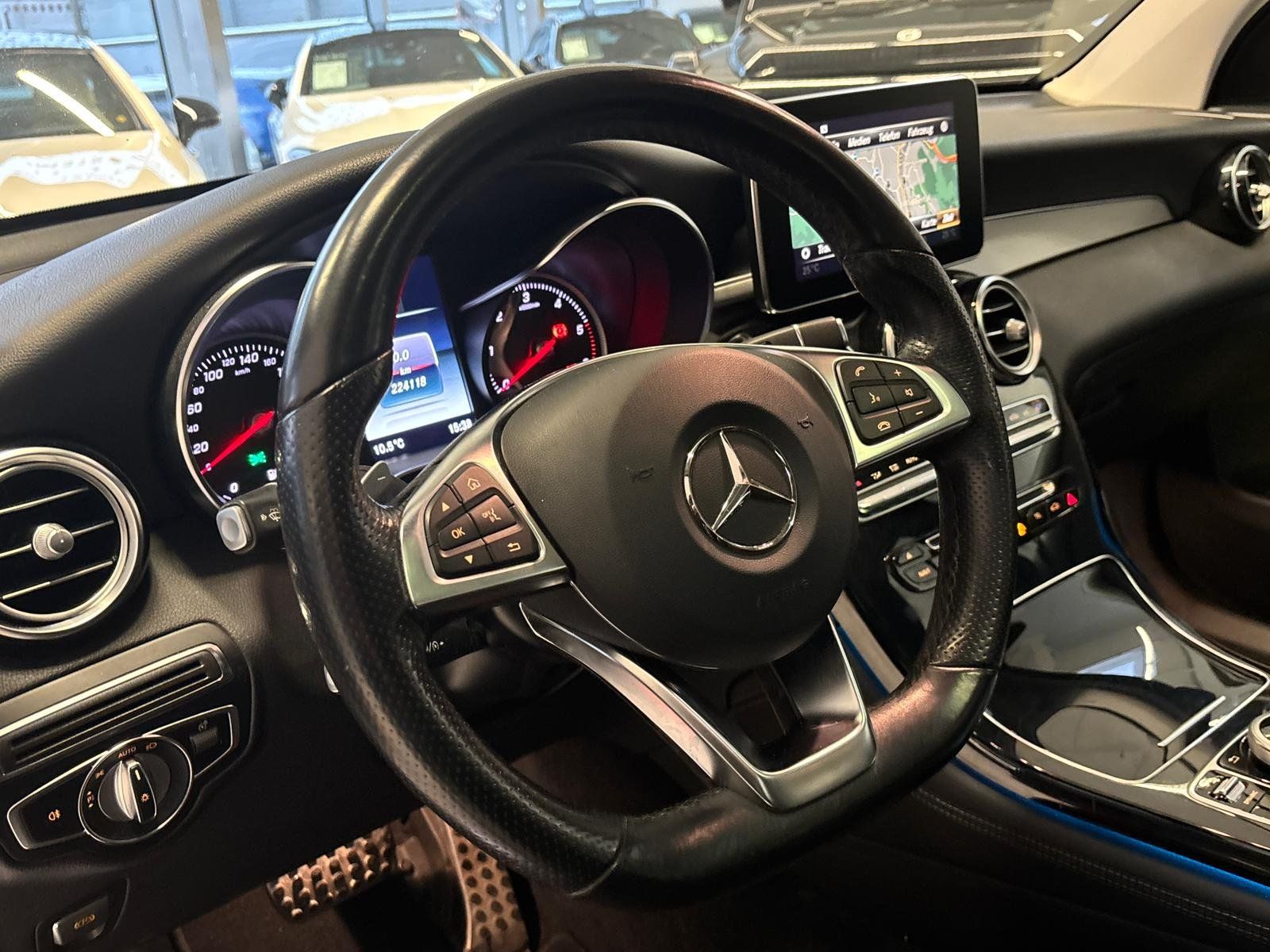 Fahrzeugabbildung Mercedes-Benz GLC 220d 4M COMAND+PANO+LED+AHK+AMG INT.+EASYPAC