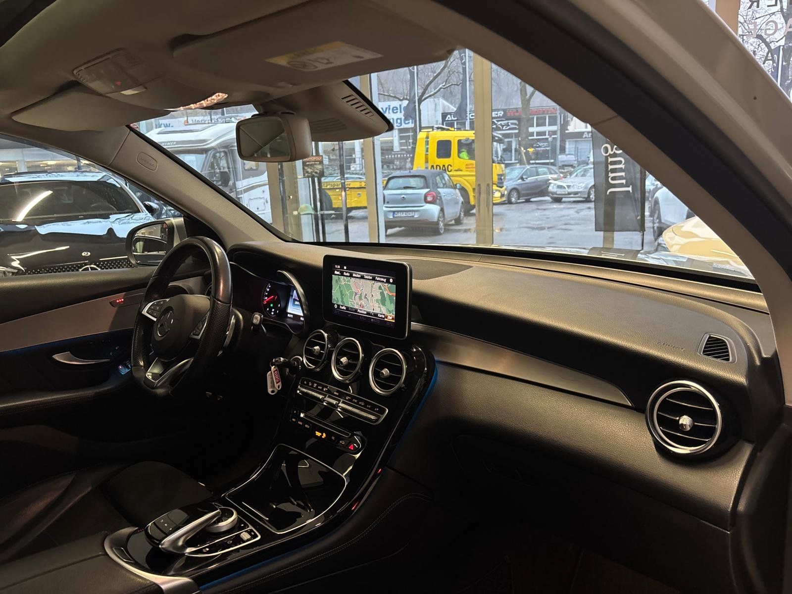Fahrzeugabbildung Mercedes-Benz GLC 220d 4M COMAND+PANO+LED+AHK+AMG INT.+EASYPAC