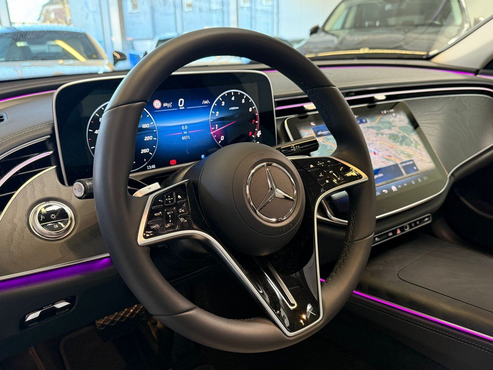 Fahrzeugabbildung Mercedes-Benz E 200 Avantgarde DISTR+PANO+MEMORY+360°+KEYLESS