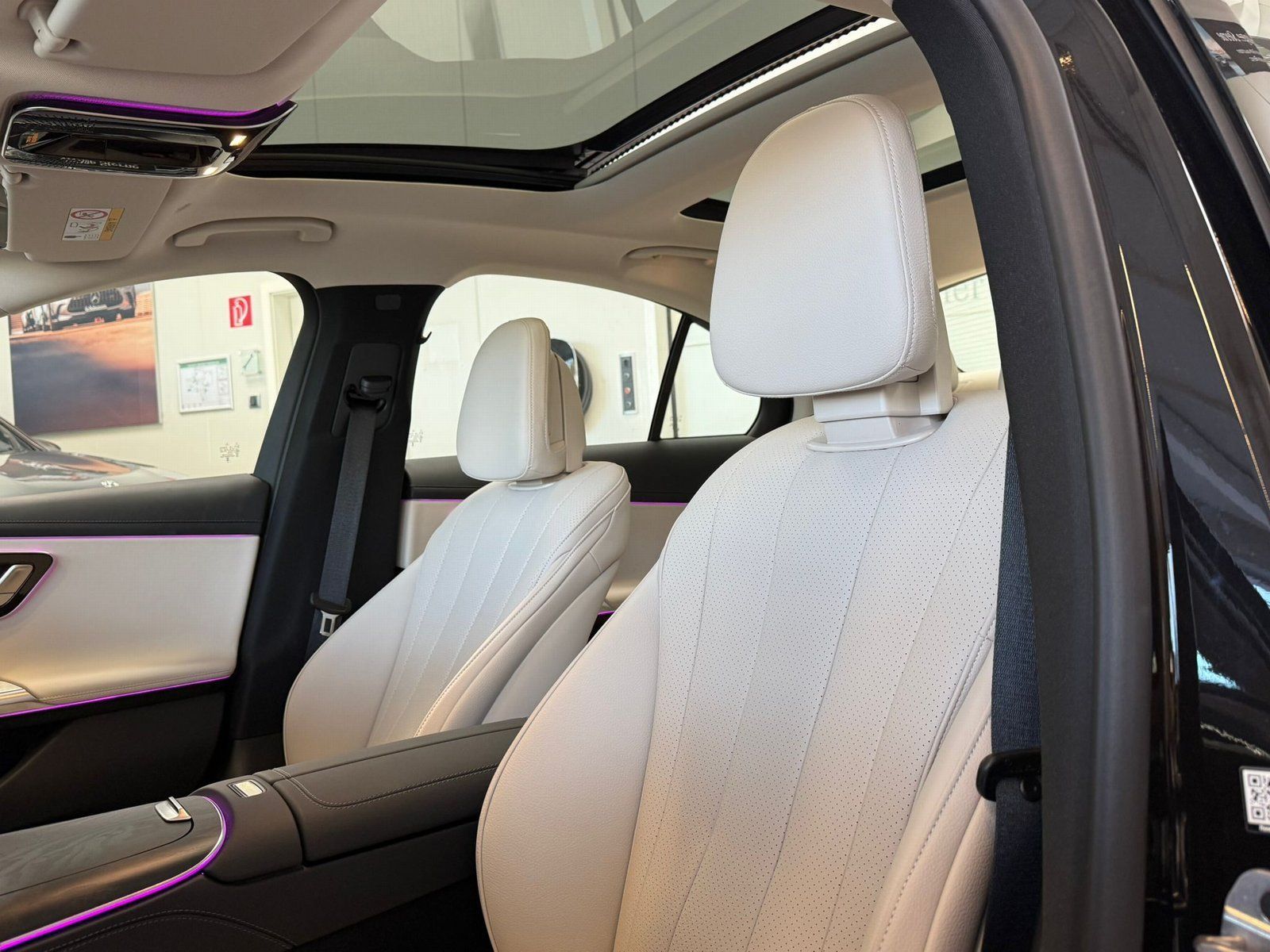 Fahrzeugabbildung Mercedes-Benz E 200 Avantgarde DISTR+PANO+MEMORY+360°+KEYLESS