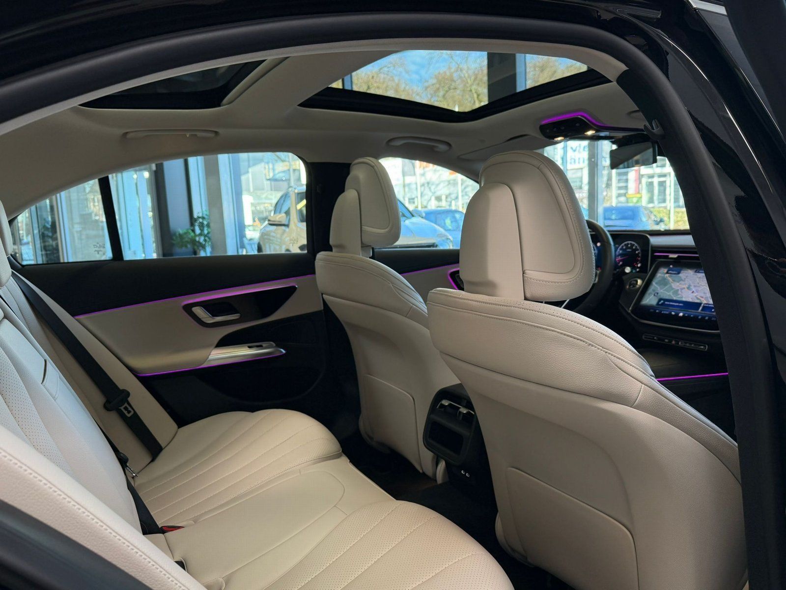 Fahrzeugabbildung Mercedes-Benz E 200 Avantgarde DISTR+PANO+MEMORY+360°+KEYLESS