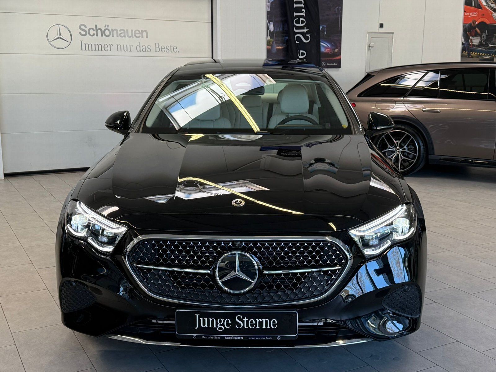 Fahrzeugabbildung Mercedes-Benz E 200 Avantgarde DISTR+PANO+MEMORY+360°+KEYLESS