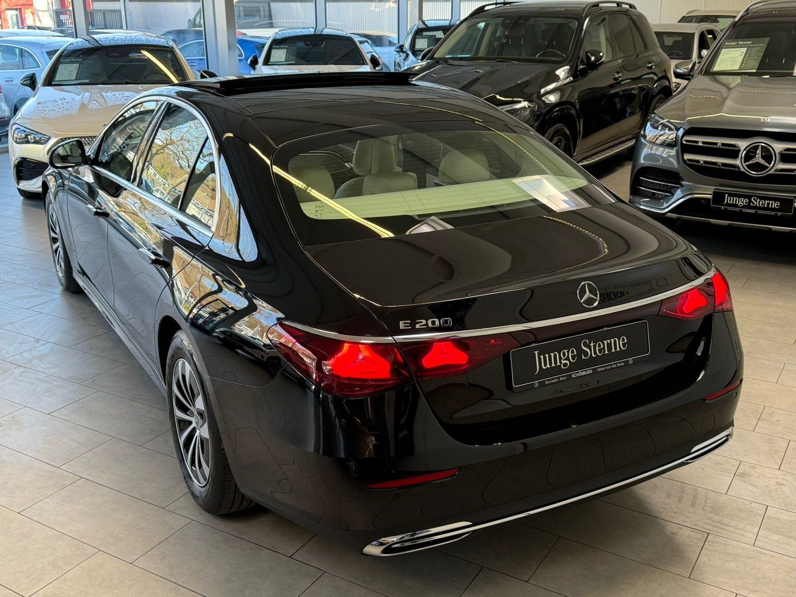 Fahrzeugabbildung Mercedes-Benz E 200 Avantgarde DISTR+PANO+MEMORY+360°+KEYLESS