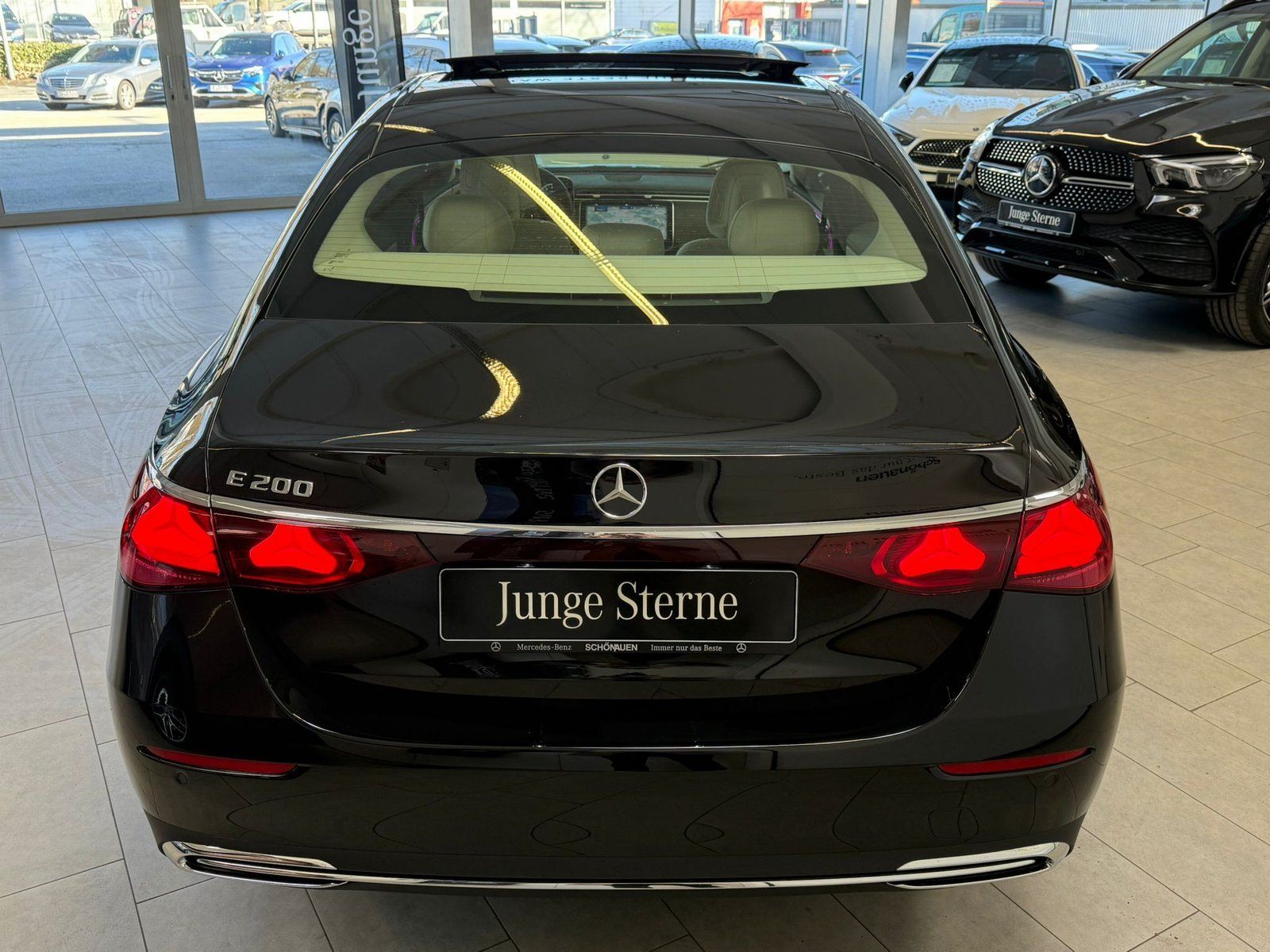 Fahrzeugabbildung Mercedes-Benz E 200 Avantgarde DISTR+PANO+MEMORY+360°+KEYLESS