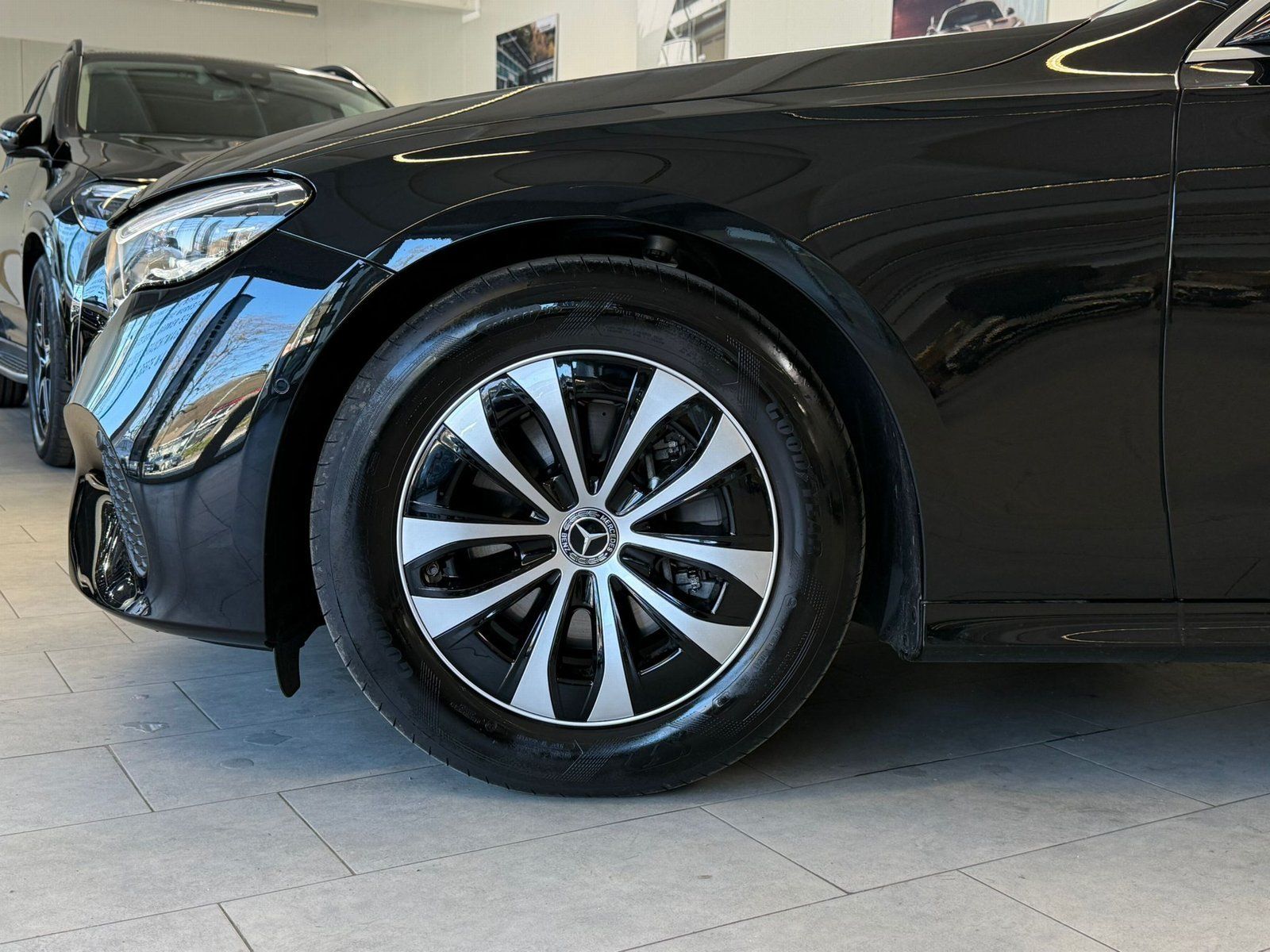 Fahrzeugabbildung Mercedes-Benz E 200 Avantgarde DISTR+PANO+MEMORY+360°+KEYLESS