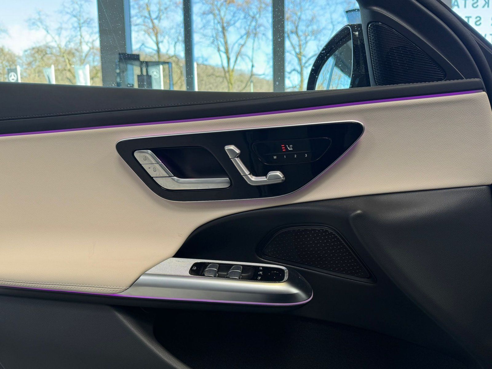 Fahrzeugabbildung Mercedes-Benz E 200 Avantgarde DISTR+PANO+MEMORY+360°+KEYLESS